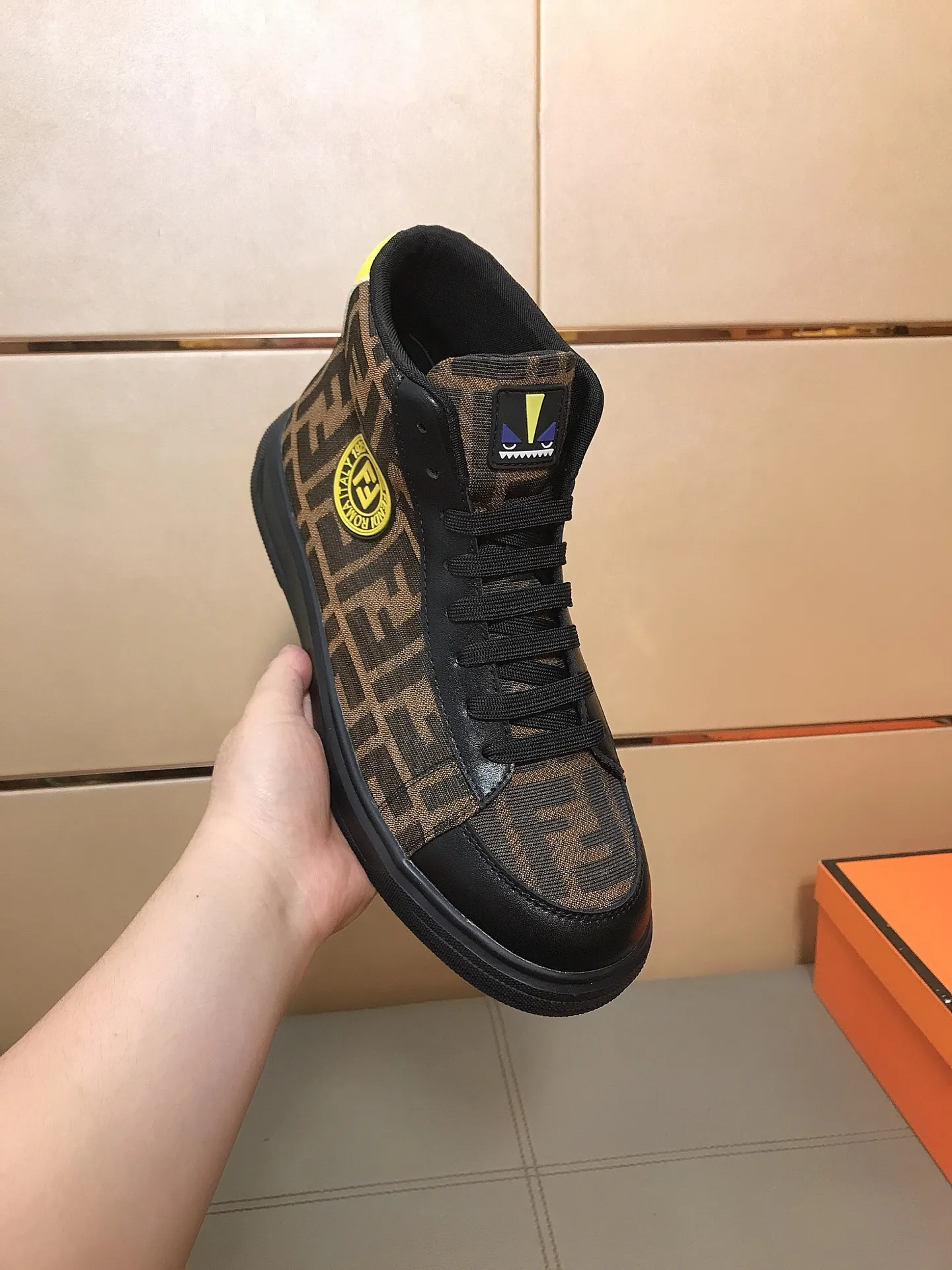 出厂价220 🥾🥾&harr;️&harr;️【fendi】芬迪 经典舒适男士高帮休闲鞋，鞋面选用磨砂皮搭配品牌印花面料，羊皮垫脚，橡胶耐磨大底 这种独特的风格适合四季，随意而精致的感性，上脚舒适自然 秋冬休闲出行日常款！码数：38-44