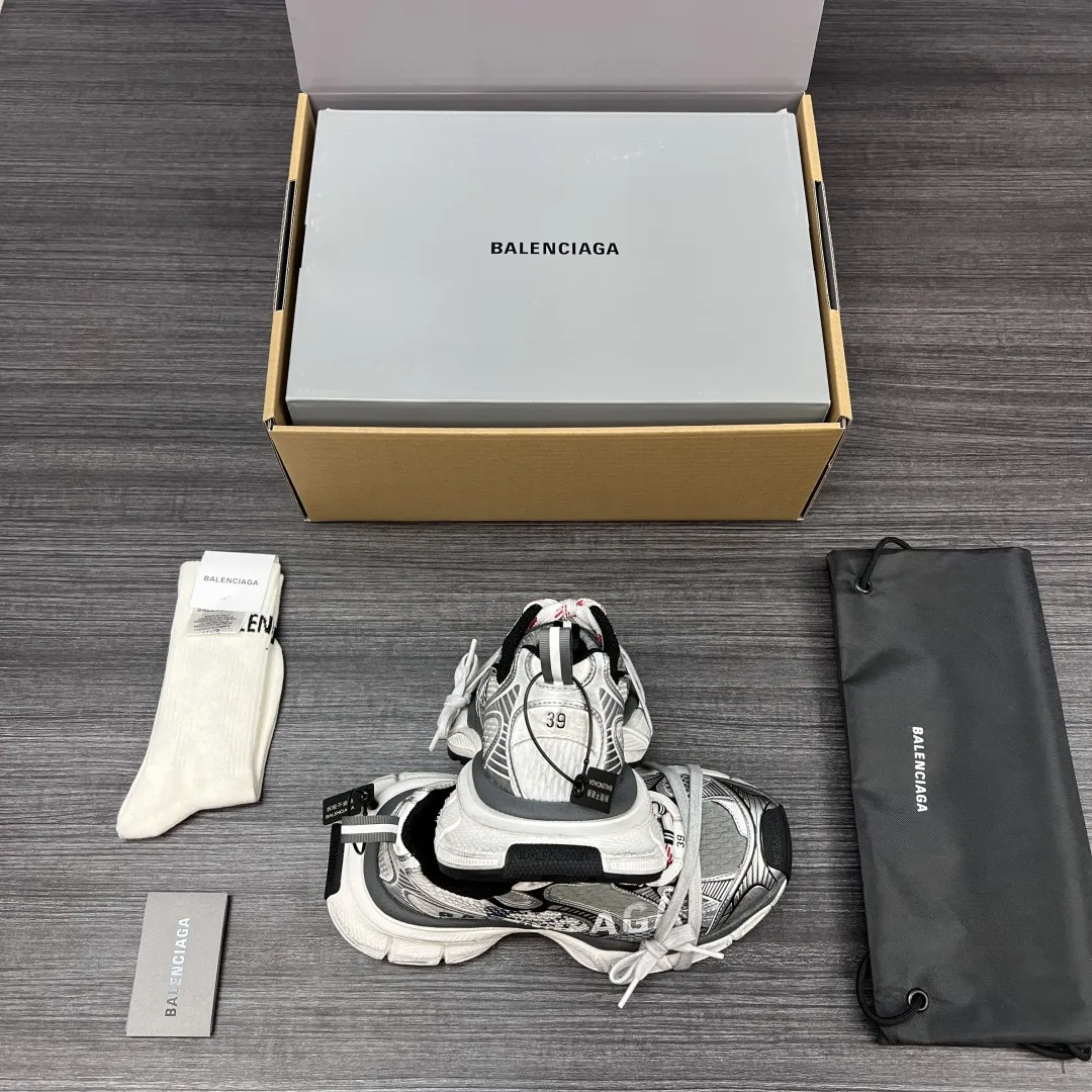 💰420 纯原版本Balenciaga Phantom Sneaker 巴黎世家全新做旧3XL3D打印 做旧潮流跑鞋 在延续 Track Trainer 户外轮廓和复杂鞋面结构的同时,新版本在后跟位置增加了透明带的部件,侧面印有巴黎世家最新logo图案 整鞋看起来更加复古。 包装:全套原版包装加固飞机盒包装! 码数:35-46码(偏大一码 穿42拍41码)