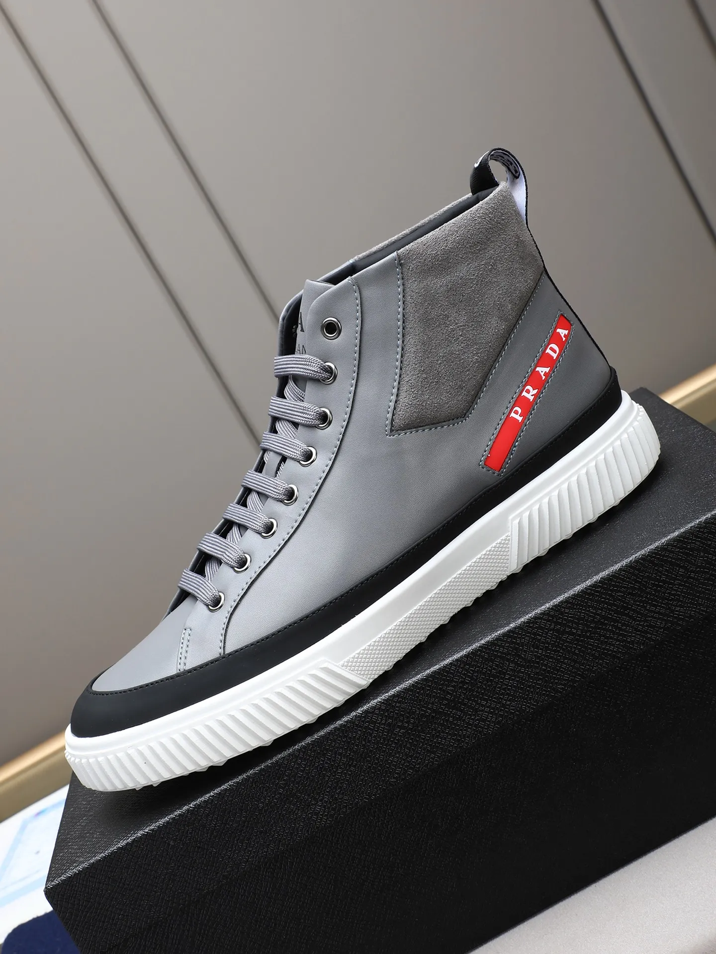 PP220 新款普拉达休闲男鞋意大利著名的奢侈品品牌,目前超爱的款,脚感很好,洋气时髦,显得脚型很正,走起路来也很轻便~鞋型很正,上脚非常好看!面鞋面进口牛皮➕水洗羊里,大底采用防滑运动专属带logo底,舒适 首选好男鞋 长期不过时款! 尺码:38-39-40-41-42-43-44(45定做)多色选!