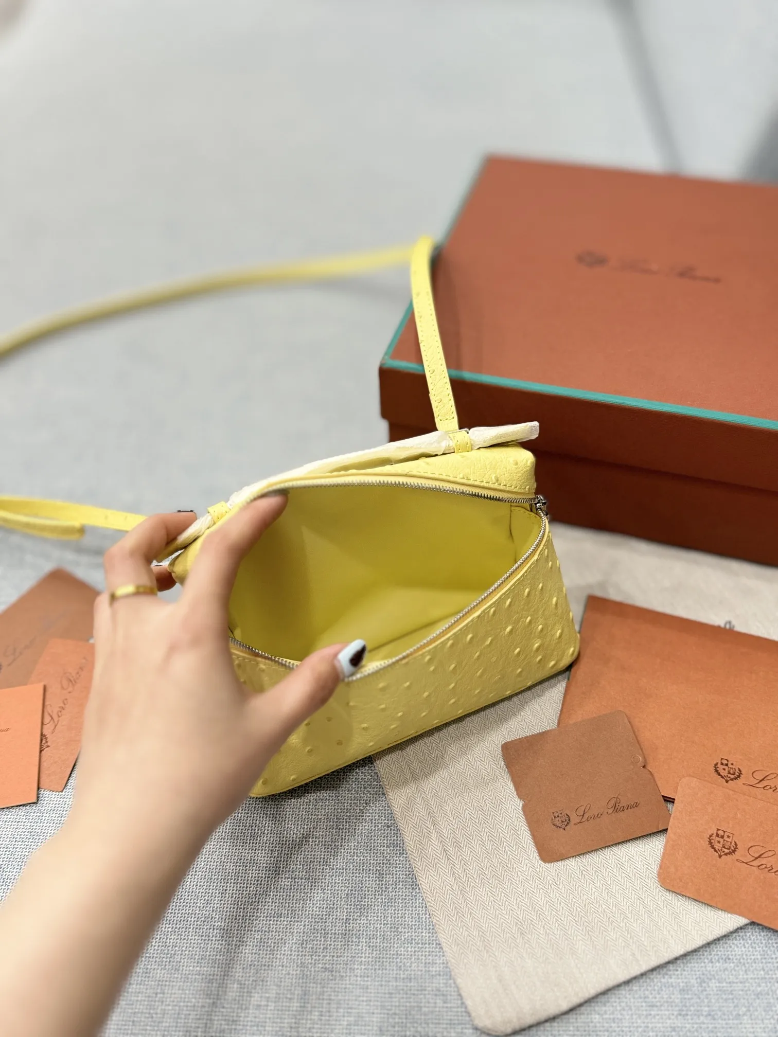 P175 配盒🎀 size:19.5×11.5 Loro Piana 鸵鸟皮 饭盒包 手提单肩斜挎包 越看越上头! 这个颜色是怎么做到看起来又暗又亮的? 亮是感觉颜色很提亮, 暗是觉得绿得也不耀眼, 可能是和鸵鸟皮的关系, 搭配金扣,完美的复古风就出来了