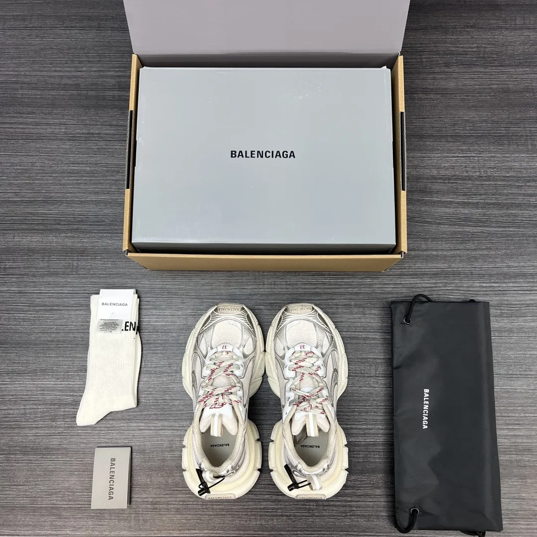 💰420 纯原版本Balenciaga Phantom Sneaker 巴黎世家3XL 白银满天星 潮流跑鞋 在延续 Track Trainer 户外轮廓和复杂鞋面结构的同时，新版本在后跟位置增加了透明带的部件，整鞋看起来更加复古。鞋面采用五彩粉沙织网 遇到光线如漫天星空 非常抢眼！ 包装:全套原版包装加固飞机盒包装！ 码数:35-46码（偏大一码 穿42拍41码)