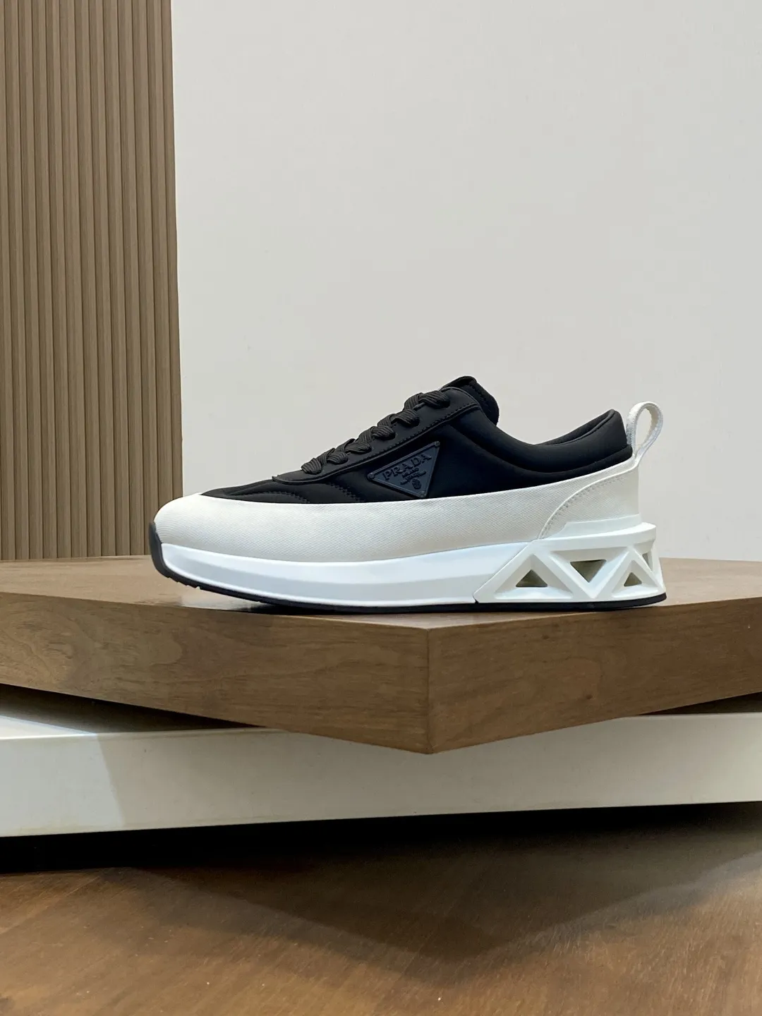 💰380 Prada/普拉达 男士新款皮面拼接运动鞋 这款运动鞋呈现现代版型,以利落线条与流畅细节重新演绎品牌典藏款型。鞋履采用小牛皮革和科技织物打造,外侧饰有三角金属徽标,后跟亮色TPU装饰,内里后跟加长加衬设计,穿着更舒适,鞋舌饰有丝印徽标,搭配后跟镂空橡胶厚底,全牛皮内里标配徽标牛皮垫脚,上脚增高舒适、百搭耐看!配全套原包装! 码数:39-40-41-42-43-44 标准皮鞋尺码(45可定做不支持退换)