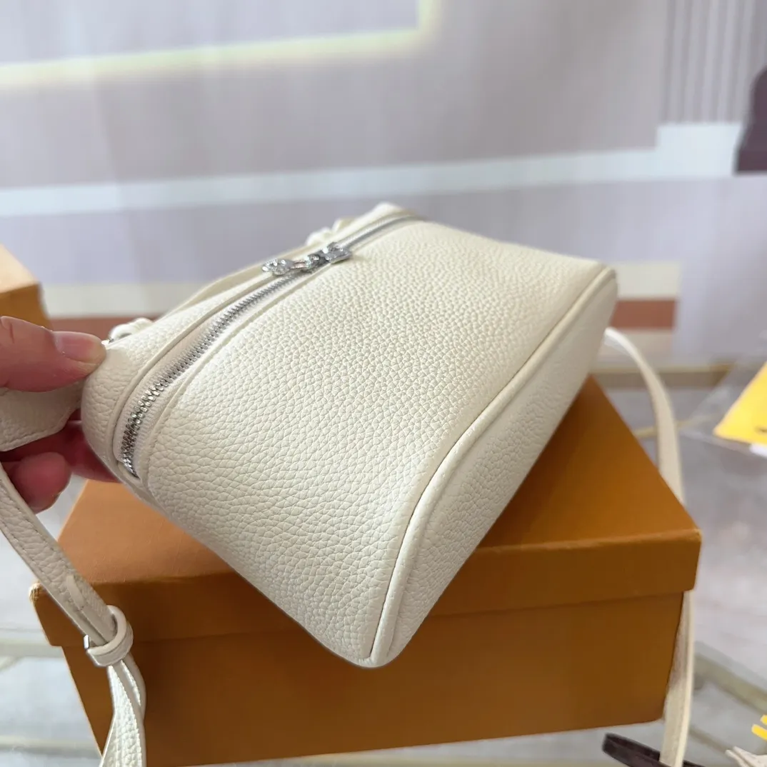 P125 配盒子 貌美如花LoroPiana小方包 不再买包的我看到这个小白真是受不了 简直太适合夏天，容量可放下手机 钥匙 气垫 手纸 口红等，好喜欢這 #OroPiana#夏日小包推荐 尺寸：20 13 T