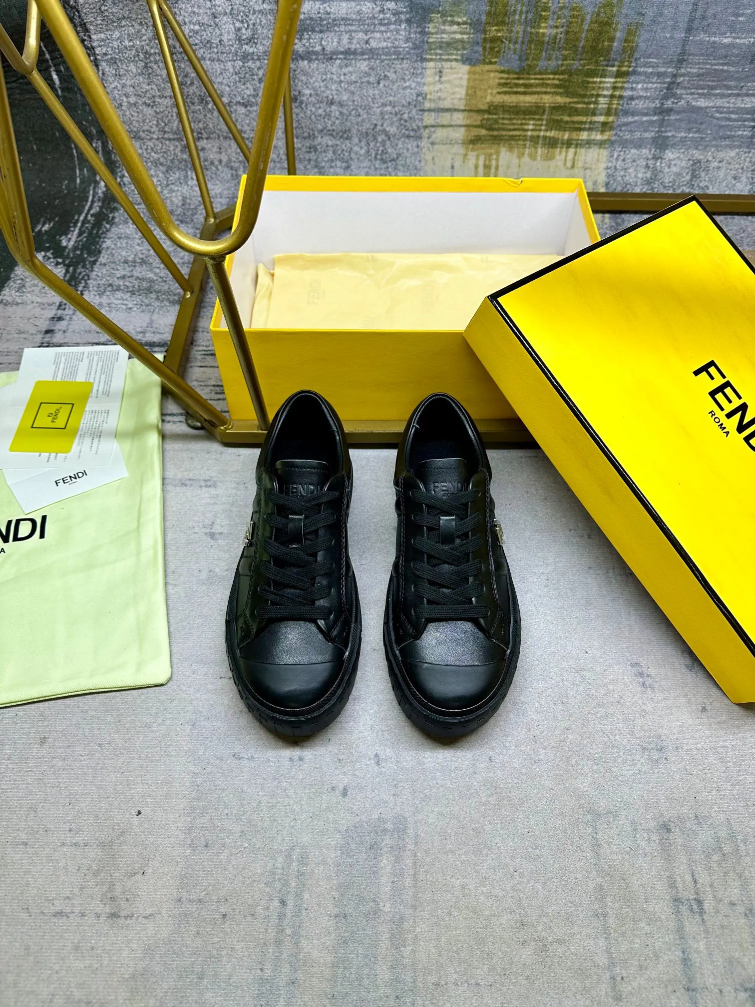 最新火爆款 FENDI Domino系带低帮鞋-全新必备款型！轻松、舒适、时尚且百搭。白色牛皮面料侧面缀以银色饰面金属FF扣件，羊皮内里，原版开模大底鞋头饰有凸纹压花FF图案 ，女码35-41，P220，男码39-45，P230