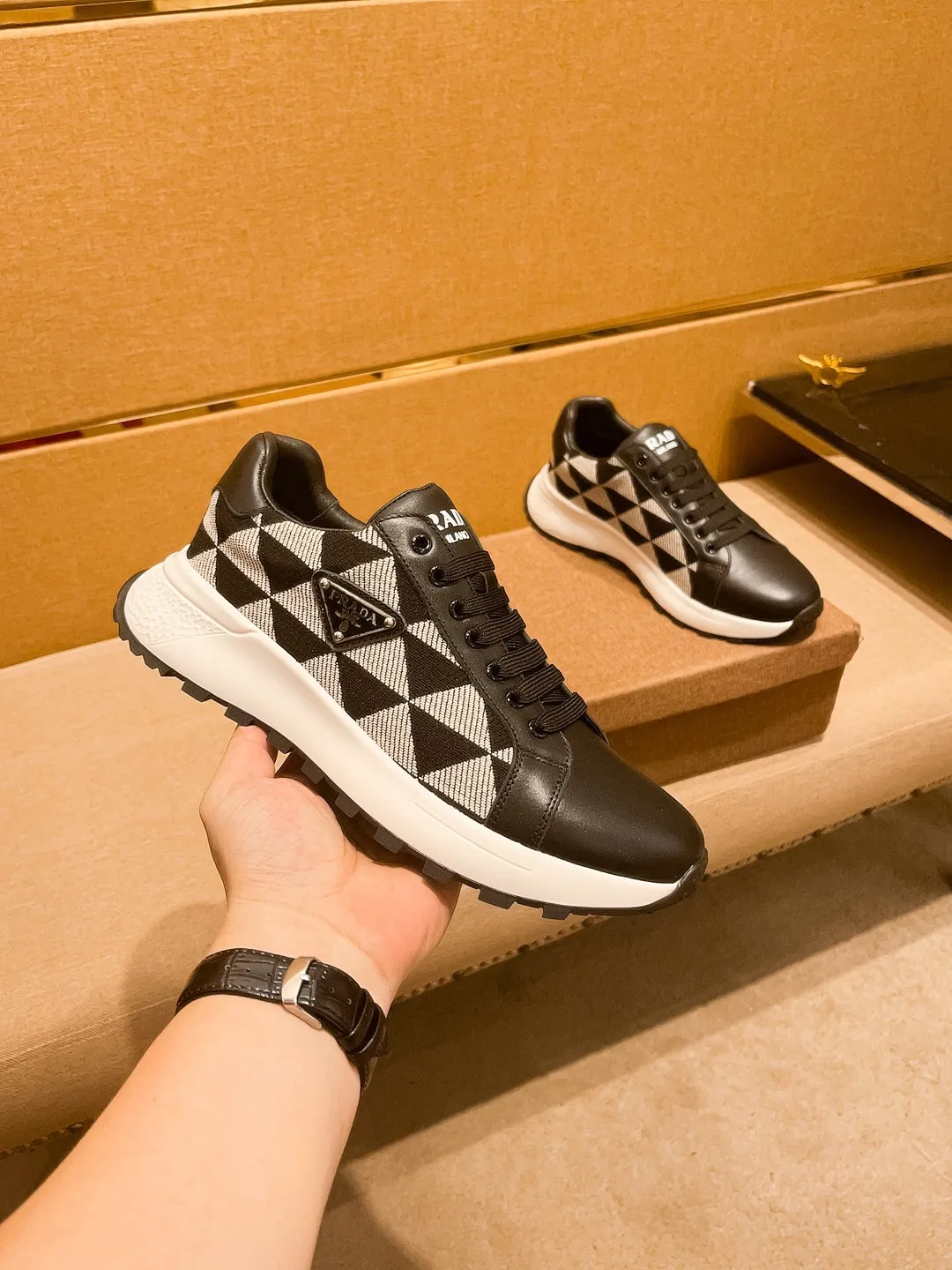 🚘🚘工厂批 230💰【 普拉达 】🔥 男鞋高端品牌 官网1：1最新力作：鞋面采用意大利进口头层牛皮搭配舒适透气内里➕原版防滑耐磨大底制作🔥，让行走更加便捷舒适！独家新款，惊世之作，与官方的质量相比美的1：1复刻[色]！打造时尚个性衬托你的与众不同！潮男必备!经典🔥尺码:38-44 颜色： 🔥 多色可选🔥。