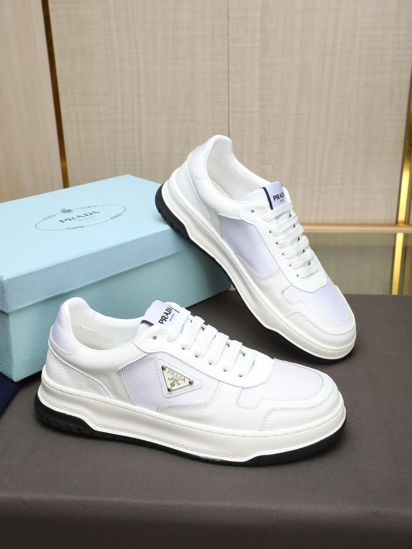 PP200 新款普拉达休闲男鞋意大利著名的奢侈品品牌,目前超爱的款,脚感很好,洋气时髦,显得脚型很正,走起路来也很轻便~鞋型很正,上脚非常好看!鞋面头层小牛皮➕进口防水布料➕水洗羊里,发泡耐磨超轻大底!舒适 首选好男鞋 长期不过时款! 尺码:38-39-40-41-42-43-44(45定做)多色选!