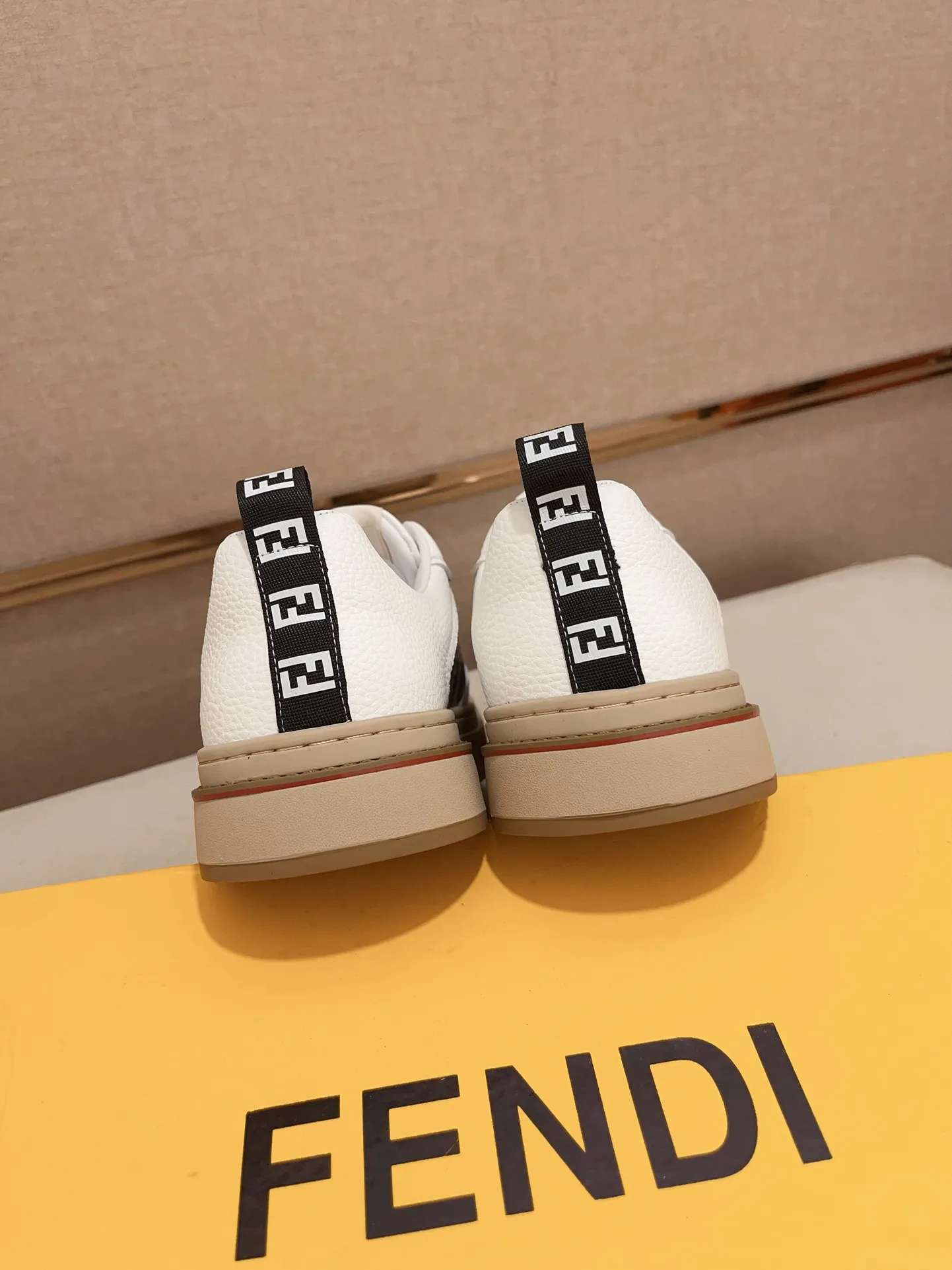 工厂价: 210💰【Fendi】芬迪 男士最新款休闲鞋！专柜同步上市！原版一比一复刻。全进口官网一比一牛皮面料。内里采用头层顶级羊皮，原版原厂特供橡胶大底。引领时尚新概念。配码：38-44。(可定做45不退换)