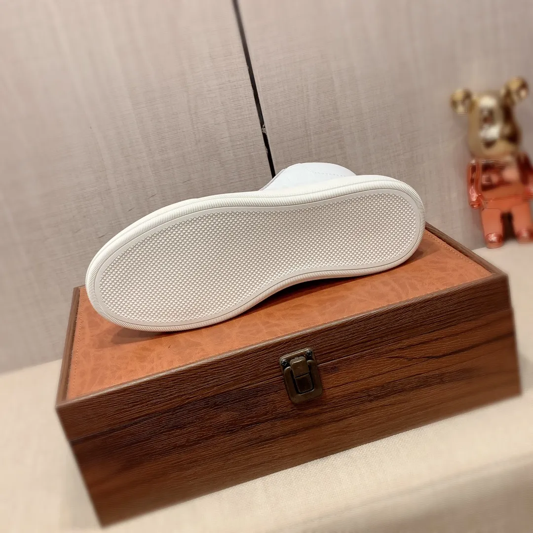 高帮新款🎩🎩[闪电][闪电] 工厂价220《 芬迪FENDI* 》 最新&bull;爆款休闲鞋，顶端品牌[勾引]奢侈～代购，顶级～质量。[强]鞋面選用进口透气牛皮搭配材质➕透气羊皮内里（&bull;）精细做工。原版个性时尚柔软橡膠耐磨防滑大底，上脚轻巧舒适，实物拍摄🎬實物更好看，码数: 38-44。2️⃣色入选