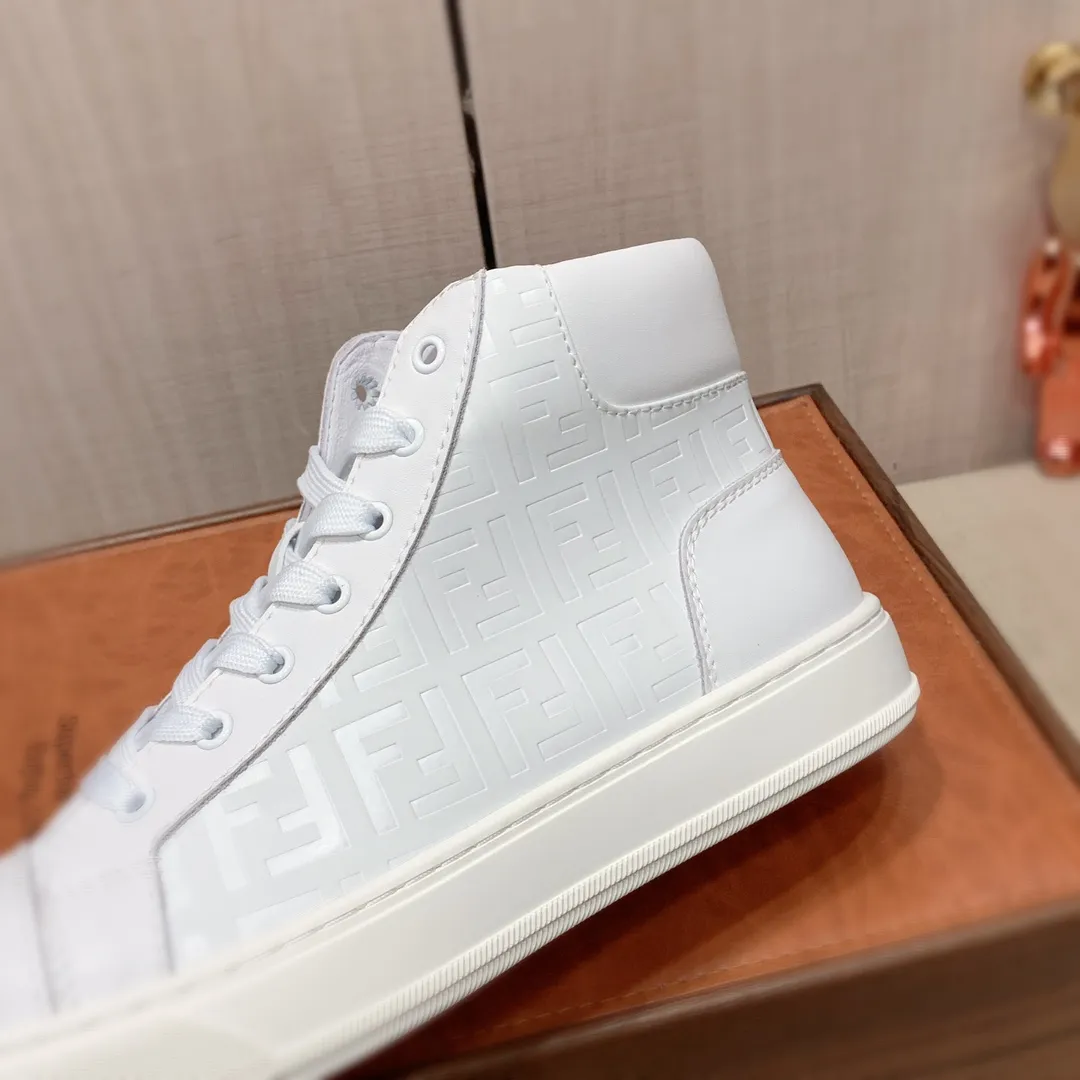 高帮新款🎩🎩[闪电][闪电] 工厂价220《 芬迪FENDI* 》 最新&bull;爆款休闲鞋，顶端品牌[勾引]奢侈～代购，顶级～质量。[强]鞋面選用进口透气牛皮搭配材质➕透气羊皮内里（&bull;）精细做工。原版个性时尚柔软橡膠耐磨防滑大底，上脚轻巧舒适，实物拍摄🎬實物更好看，码数: 38-44。2️⃣色入选