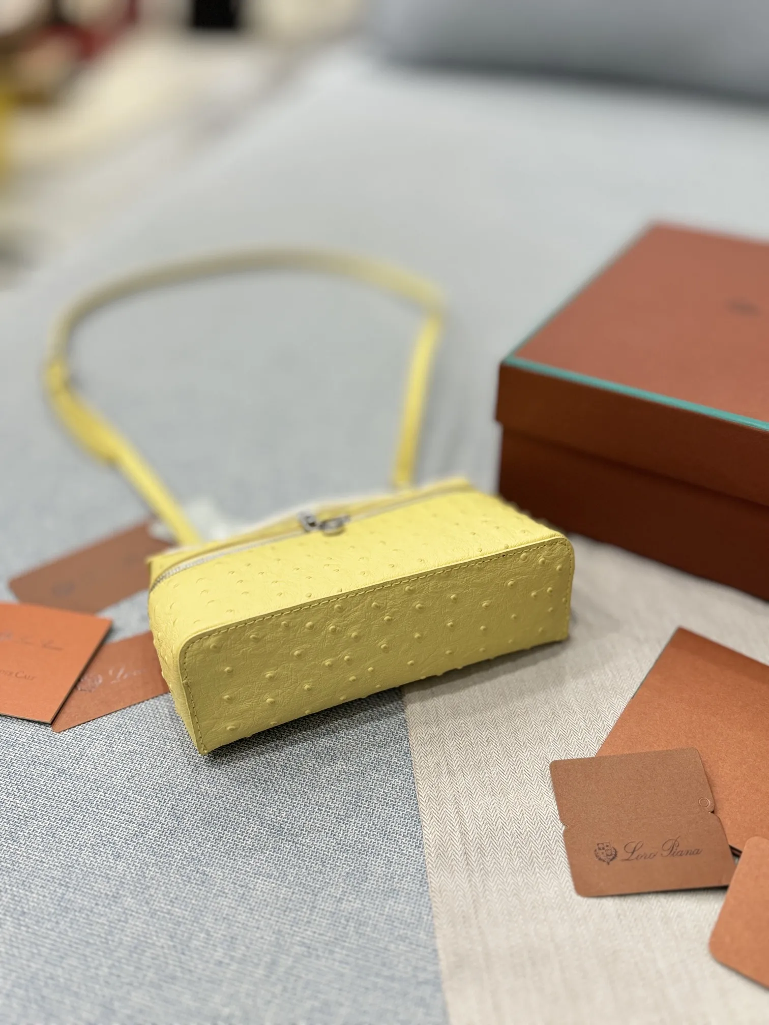 P175 配盒🎀 size:19.5×11.5 Loro Piana 鸵鸟皮 饭盒包 手提单肩斜挎包 越看越上头! 这个颜色是怎么做到看起来又暗又亮的? 亮是感觉颜色很提亮, 暗是觉得绿得也不耀眼, 可能是和鸵鸟皮的关系, 搭配金扣,完美的复古风就出来了