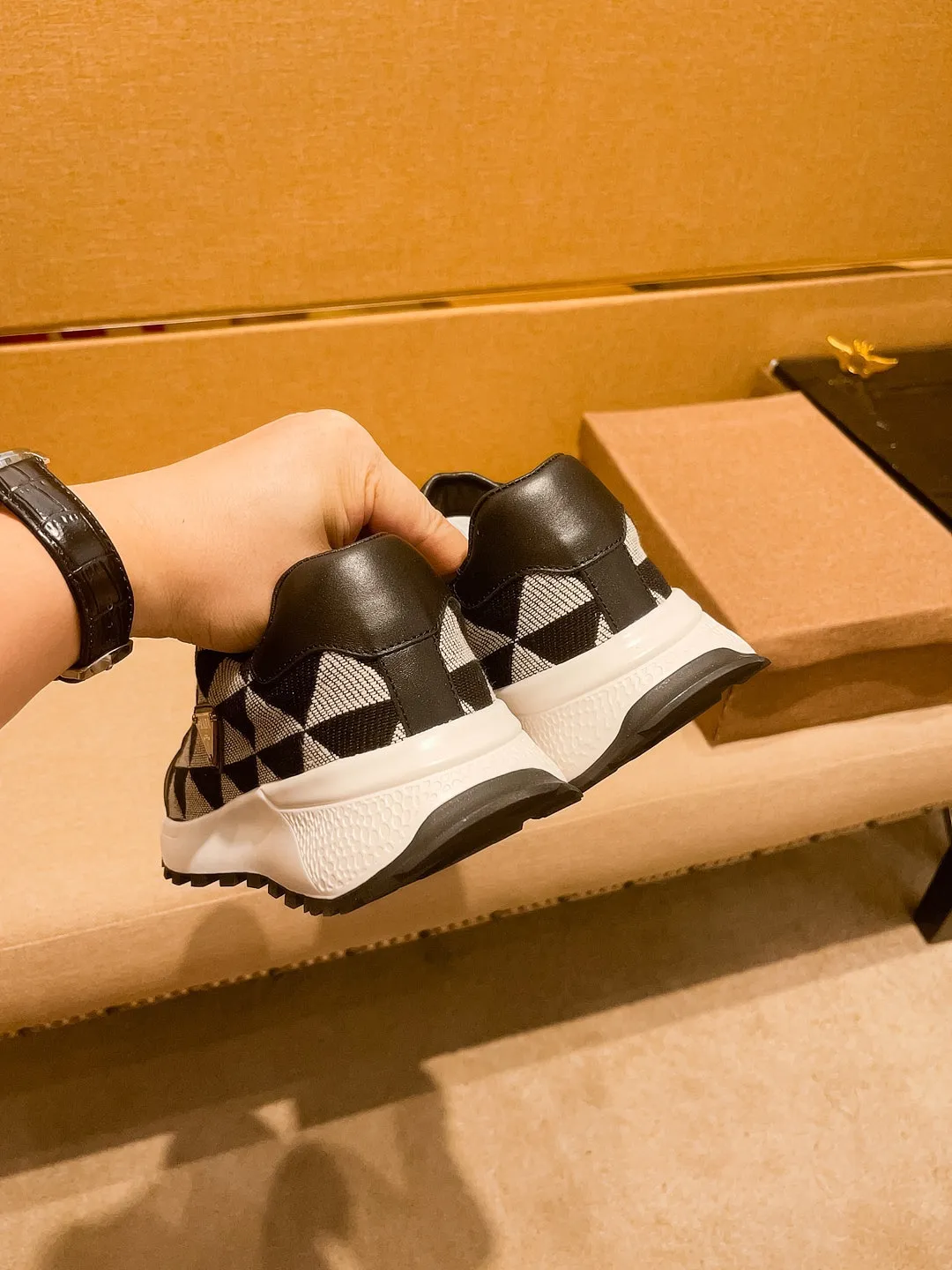 🚘🚘工厂批 230💰【 普拉达 】🔥 男鞋高端品牌 官网1：1最新力作：鞋面采用意大利进口头层牛皮搭配舒适透气内里➕原版防滑耐磨大底制作🔥，让行走更加便捷舒适！独家新款，惊世之作，与官方的质量相比美的1：1复刻[色]！打造时尚个性衬托你的与众不同！潮男必备!经典🔥尺码:38-44 颜色： 🔥 多色可选🔥。