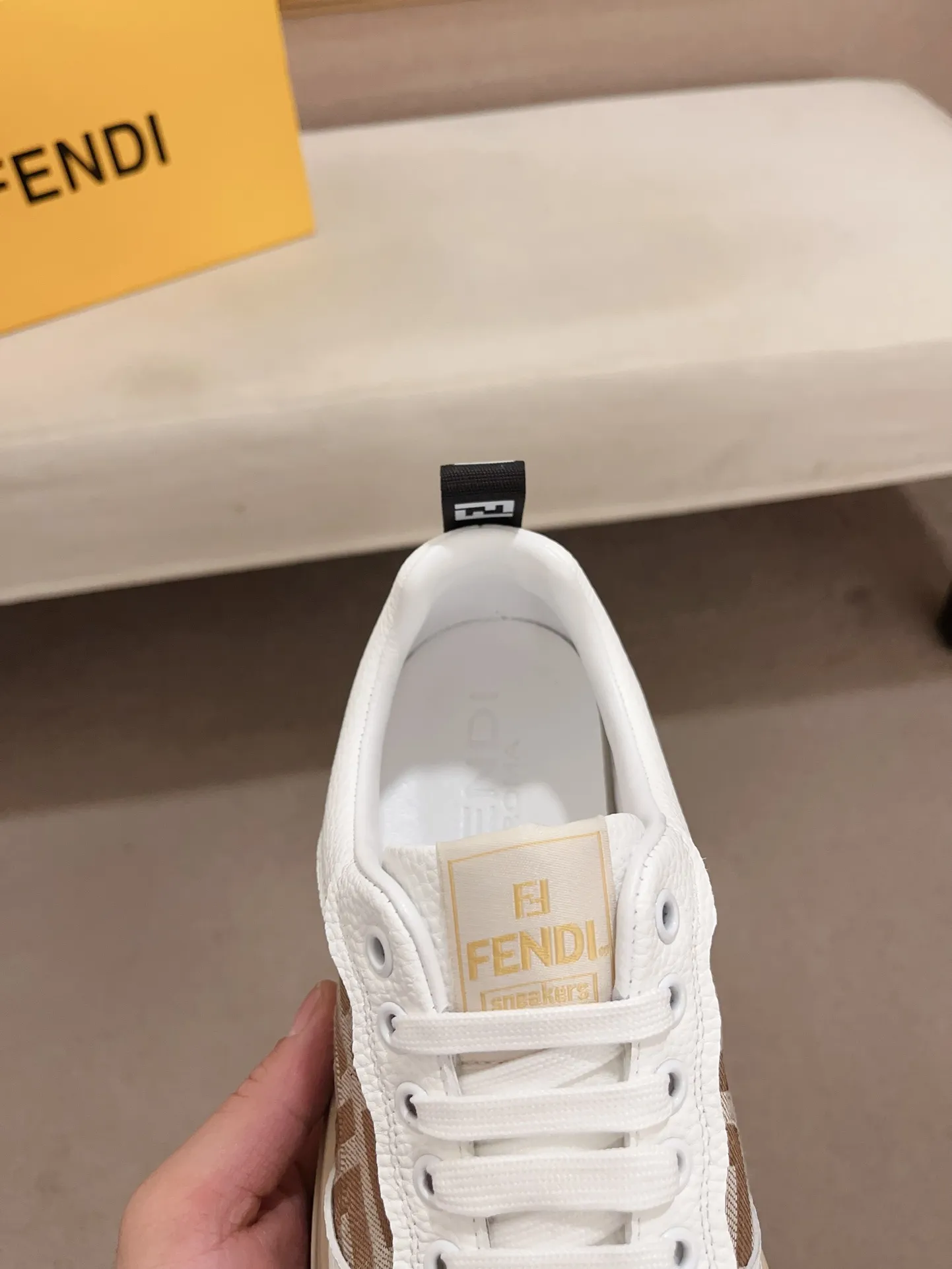 工厂价: 210💰【Fendi】芬迪 男士最新款休闲鞋！专柜同步上市！原版一比一复刻。全进口官网一比一牛皮面料。内里采用头层顶级羊皮，原版原厂特供橡胶大底。引领时尚新概念。配码：38-44。(可定做45不退换)