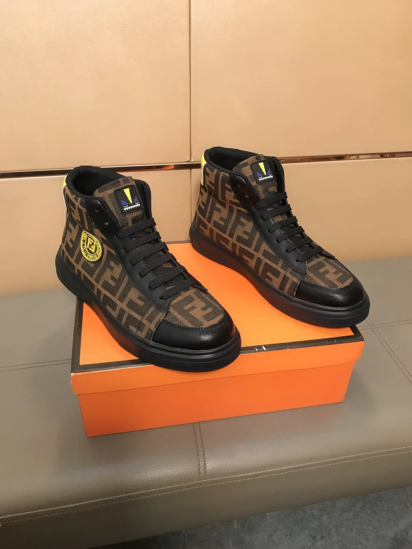 出厂价220 🥾🥾&harr;️&harr;️【fendi】芬迪 经典舒适男士高帮休闲鞋，鞋面选用磨砂皮搭配品牌印花面料，羊皮垫脚，橡胶耐磨大底 这种独特的风格适合四季，随意而精致的感性，上脚舒适自然 秋冬休闲出行日常款！码数：38-44