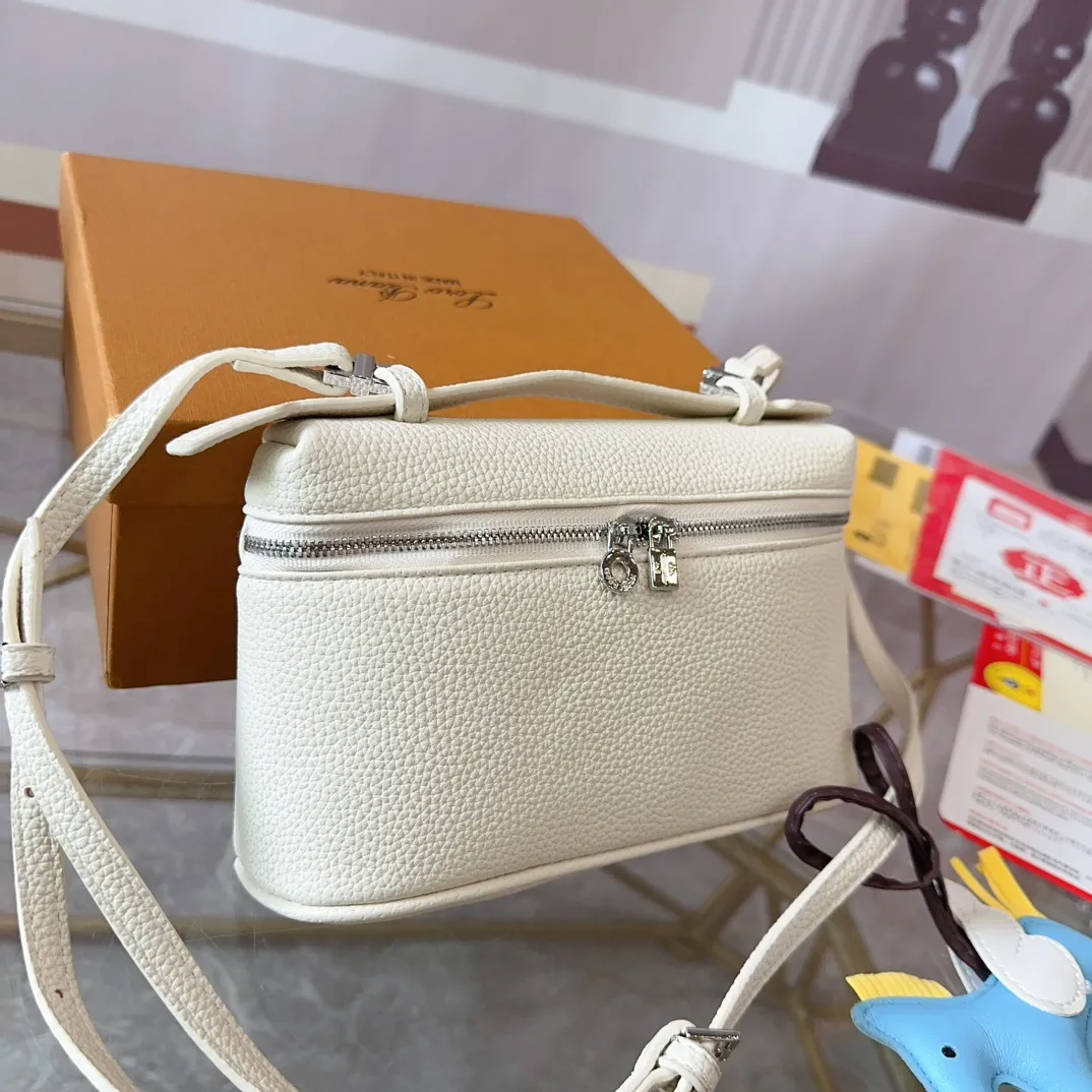 P125 配盒子 貌美如花LoroPiana小方包 不再买包的我看到这个小白真是受不了 简直太适合夏天，容量可放下手机 钥匙 气垫 手纸 口红等，好喜欢這 #OroPiana#夏日小包推荐 尺寸：20 13 T