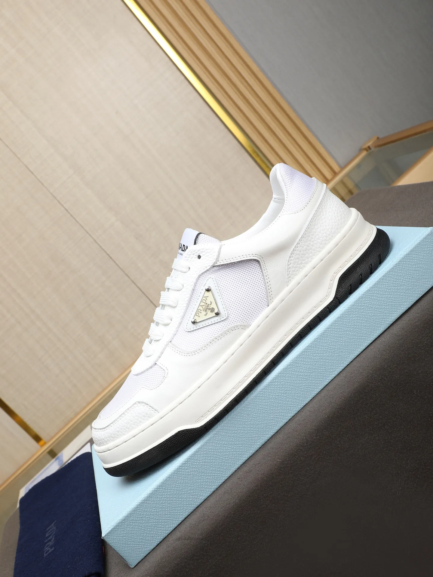 PP200 新款普拉达休闲男鞋意大利著名的奢侈品品牌,目前超爱的款,脚感很好,洋气时髦,显得脚型很正,走起路来也很轻便~鞋型很正,上脚非常好看!鞋面头层小牛皮➕进口防水布料➕水洗羊里,发泡耐磨超轻大底!舒适 首选好男鞋 长期不过时款! 尺码:38-39-40-41-42-43-44(45定做)多色选!