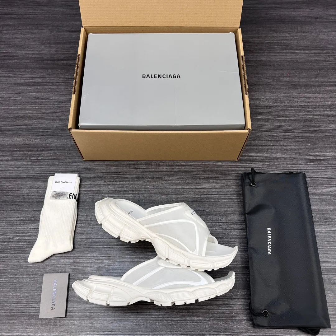 💰400 纯原版本Balenciaga巴黎世家 3XL 厚底套脚一字拖鞋 白色情侣款。 此款魔术贴设计拖鞋 延续 3Xl造型户外轮廓和复杂鞋面结构的同时,增加了透气吸汗的软绵内里材质 大底采用水洗做旧鞋子复古有调值得推荐! 包装:全套原版包装加固飞机盒包装! 码数:35-44码!(偏大一码 穿42拍41)