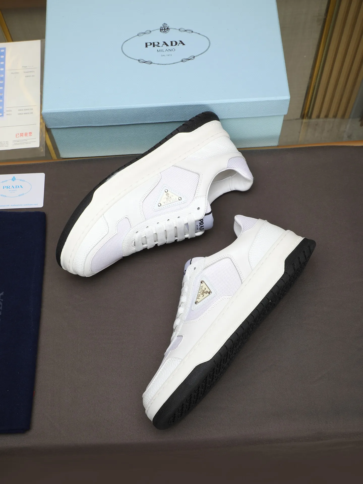 PP200 新款普拉达休闲男鞋意大利著名的奢侈品品牌，目前超爱的款，脚感很好，洋气时髦，显得脚型很正，走起路来也很轻便～鞋型很正，上脚非常好看！鞋面头层小牛皮➕进口防水布料➕水洗羊里，发泡耐磨超轻大底！舒适 首选好男鞋 长期不过时款！ 尺码：38-39-40-41-42-43-44（45定做）多色选！