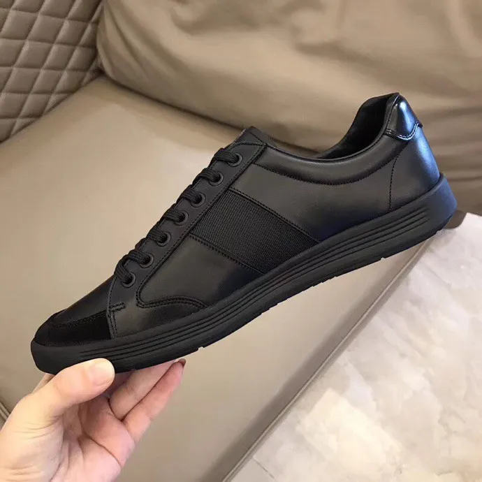 P200元 Size：38-45 Prada 普拉达2021春夏款男士真皮运动鞋，市面最高版本 、欢迎任意对比🆚！原版皮料质感极佳，超上档次！意大利进口胎羊内里，可拆式垫！奢华用料、精细做工，极力推荐入手！