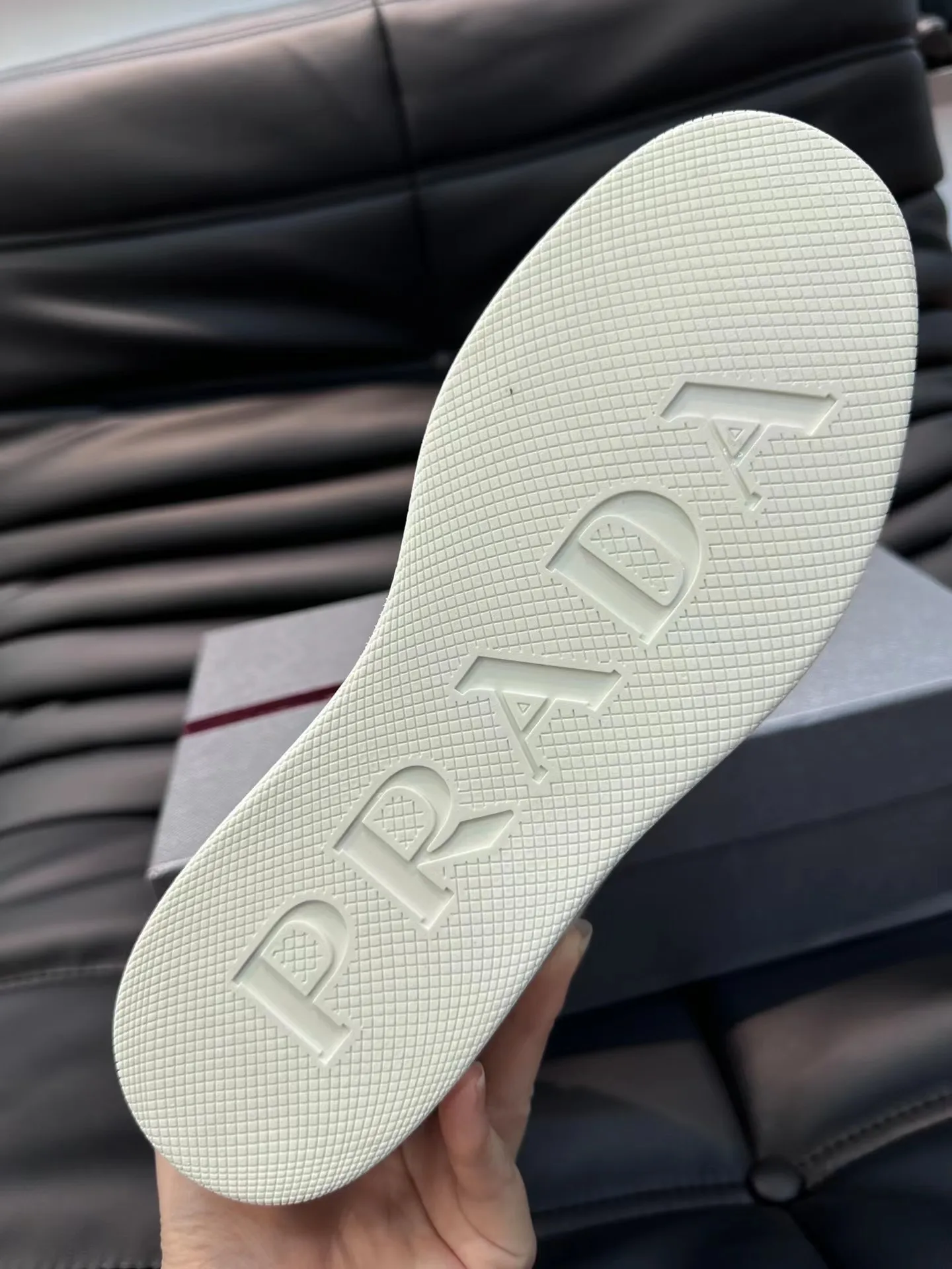 P210 38-45 Prada 普拉达新款男士真皮运动鞋,市面最高版本 、欢迎任意对比🆚!原版皮料质感极佳,超上档次!意大利进口胎羊网内里,可拆式垫!奢华用料、精细做工,极力推荐入手!