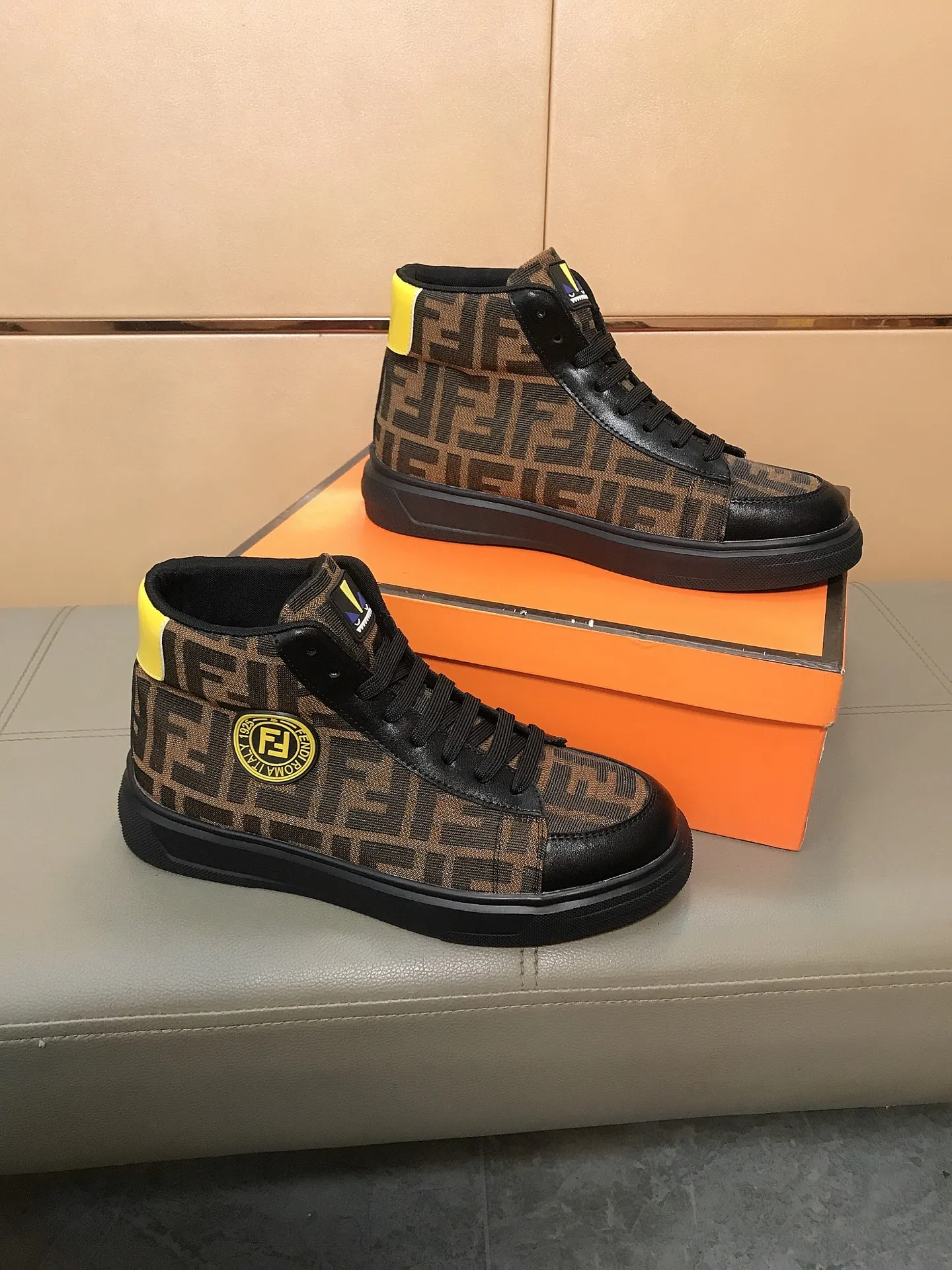 出厂价220 🥾🥾&harr;️&harr;️【fendi】芬迪 经典舒适男士高帮休闲鞋，鞋面选用磨砂皮搭配品牌印花面料，羊皮垫脚，橡胶耐磨大底 这种独特的风格适合四季，随意而精致的感性，上脚舒适自然 秋冬休闲出行日常款！码数：38-44