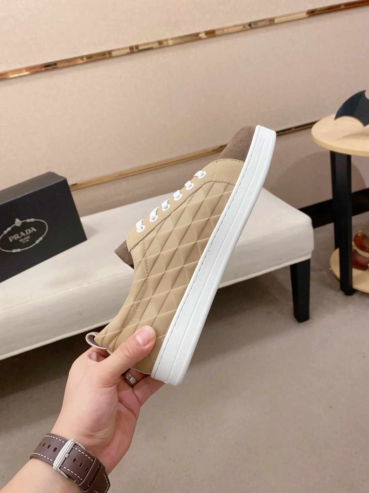 P220💰(普拉达)官网最新款🎁🎁休闲时尚男鞋👟，爆款💥版型简洁大气，潮男专属.独有的官网最新品牌元素元素👑原版装饰，时尚又大方，面料原版牛皮✅羊皮内里，官网指定耐磨休闲大底，专柜经典款实物拍摄🎬39-44.可定做38.45