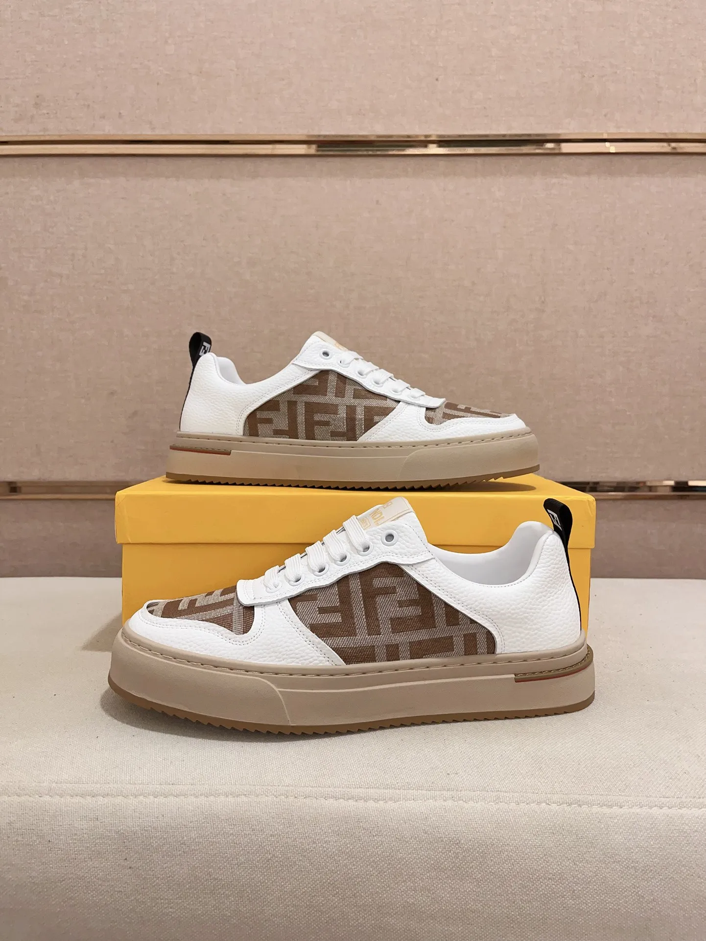 工厂价: 210💰【Fendi】芬迪 男士最新款休闲鞋!专柜同步上市!原版一比一复刻。全进口官网一比一牛皮面料。内里采用头层顶级羊皮,原版原厂特供橡胶大底。引领时尚新概念。配码:38-44。(可定做45不退换)