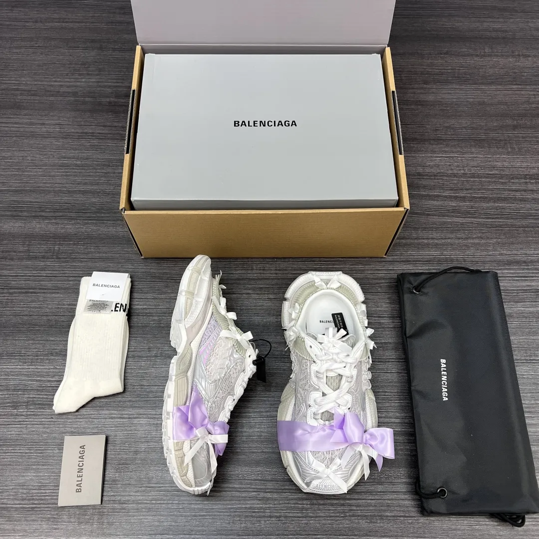 💰480 纯原版本Balenciaga巴黎世家 3XL 蕾丝结蝴蝶结半拖 人造革 圆头系代 低帮 老爹鞋 白银紫在延续 Track Trainer 户外轮廓和复杂鞋面结构的同时,鞋面蕾丝+蝴蝶结设计 每一处都是少女感拉满! 神仙颜值超级赞! 包装:全套原版包装加固飞机盒包装! 码数:35-42码!(正码)
