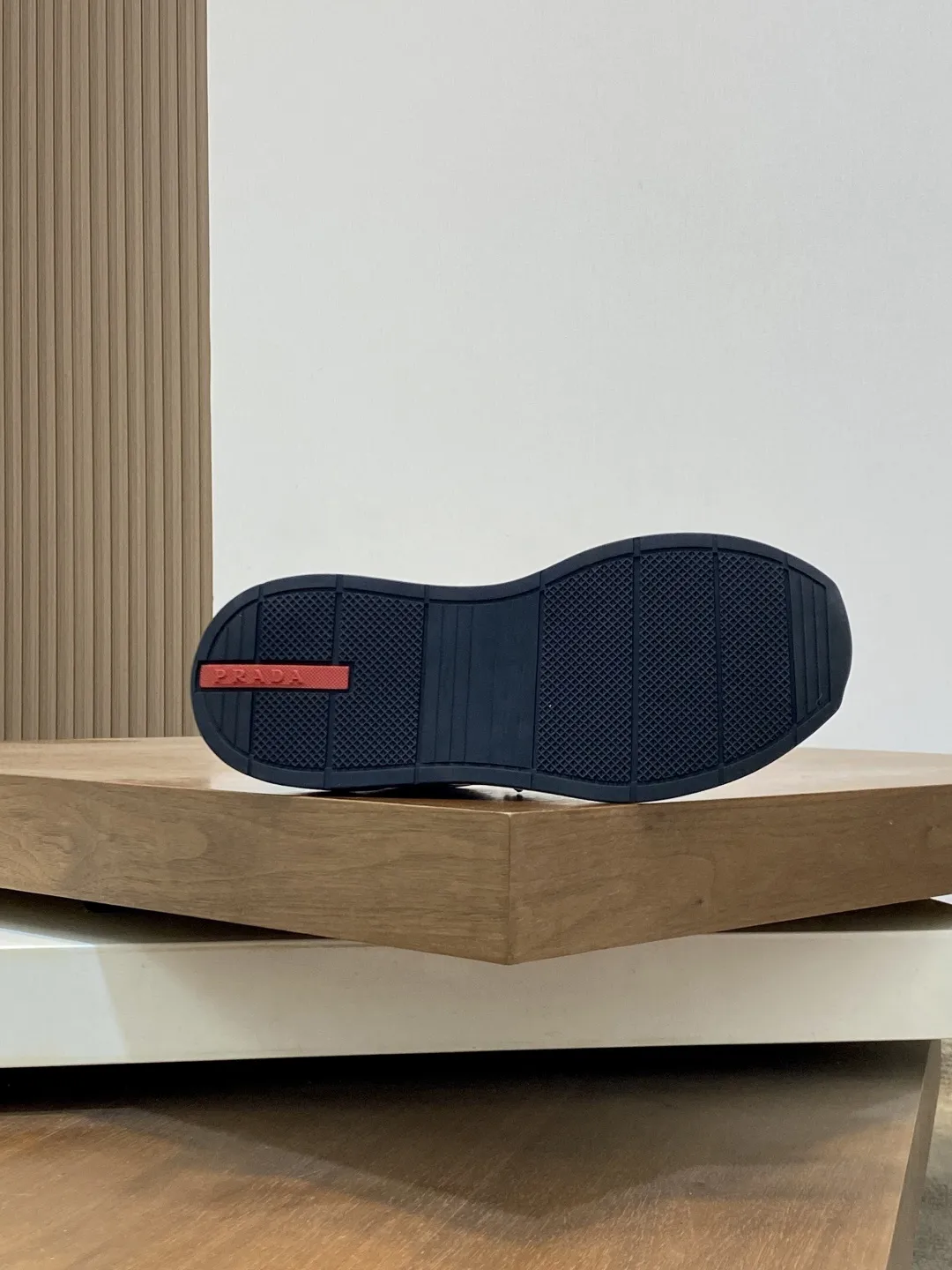 💰360 Prada/普拉达 男士新款网面拼接运动鞋 这款运动鞋呈现现代版型，以利落线条与流畅细节重新演绎品牌典藏款型。鞋履采用小牛皮革和科技织物打造，外侧饰有三角金属徽标，后跟亮色TPU装饰，内里后跟加长加衬设计，穿着更舒适，鞋舌饰有丝印徽标，搭配后跟镂空橡胶厚底，全牛皮内里标配徽标牛皮垫脚，上脚增高舒适、百搭耐看！配全套原包装！ 码数：39-40-41-42-43-44 标准皮鞋尺码（45可定做不支持退换）