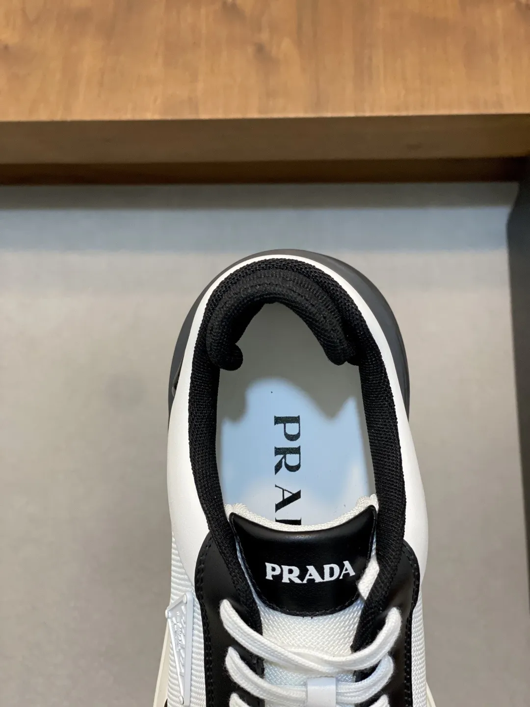 💰360 Prada/普拉达 男士新款网面拼接运动鞋 这款运动鞋呈现现代版型，以利落线条与流畅细节重新演绎品牌典藏款型。鞋履采用小牛皮革和科技织物打造，外侧饰有三角金属徽标，后跟亮色TPU装饰，内里后跟加长加衬设计，穿着更舒适，鞋舌饰有丝印徽标，搭配后跟镂空橡胶厚底，全牛皮内里标配徽标牛皮垫脚，上脚增高舒适、百搭耐看！配全套原包装！ 码数：39-40-41-42-43-44 标准皮鞋尺码（45可定做不支持退换）