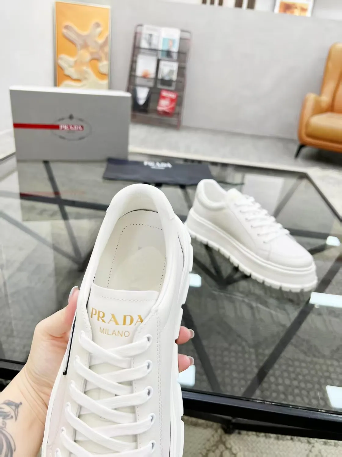 P190元 38-45 Prada 普拉达新款男士真皮运动鞋，市面最高版本 、欢迎任意对比🆚！原版皮料质感极佳，超上档次！意大利进口胎羊网内里，可拆式垫！奢华用料、精细做工，极力推荐入手！