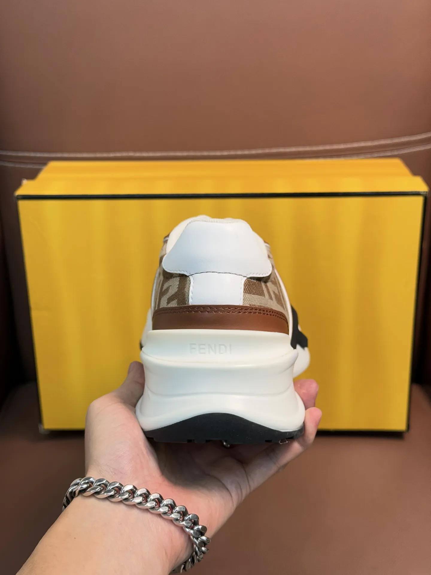 💰410 FEND*—芬迪 芬家Flow 男士休闲运动鞋,搭配松紧带、侧拉链,刻有F的波纹鞋底。鞋跟饰有凸纹Fendi Flow字样。高科技布料及蓝色和真皮混合材质。装饰Lycra®细节。FF图案鞋舌。超轻耐磨EVA鞋底。 码数:39-44(45.46定做)