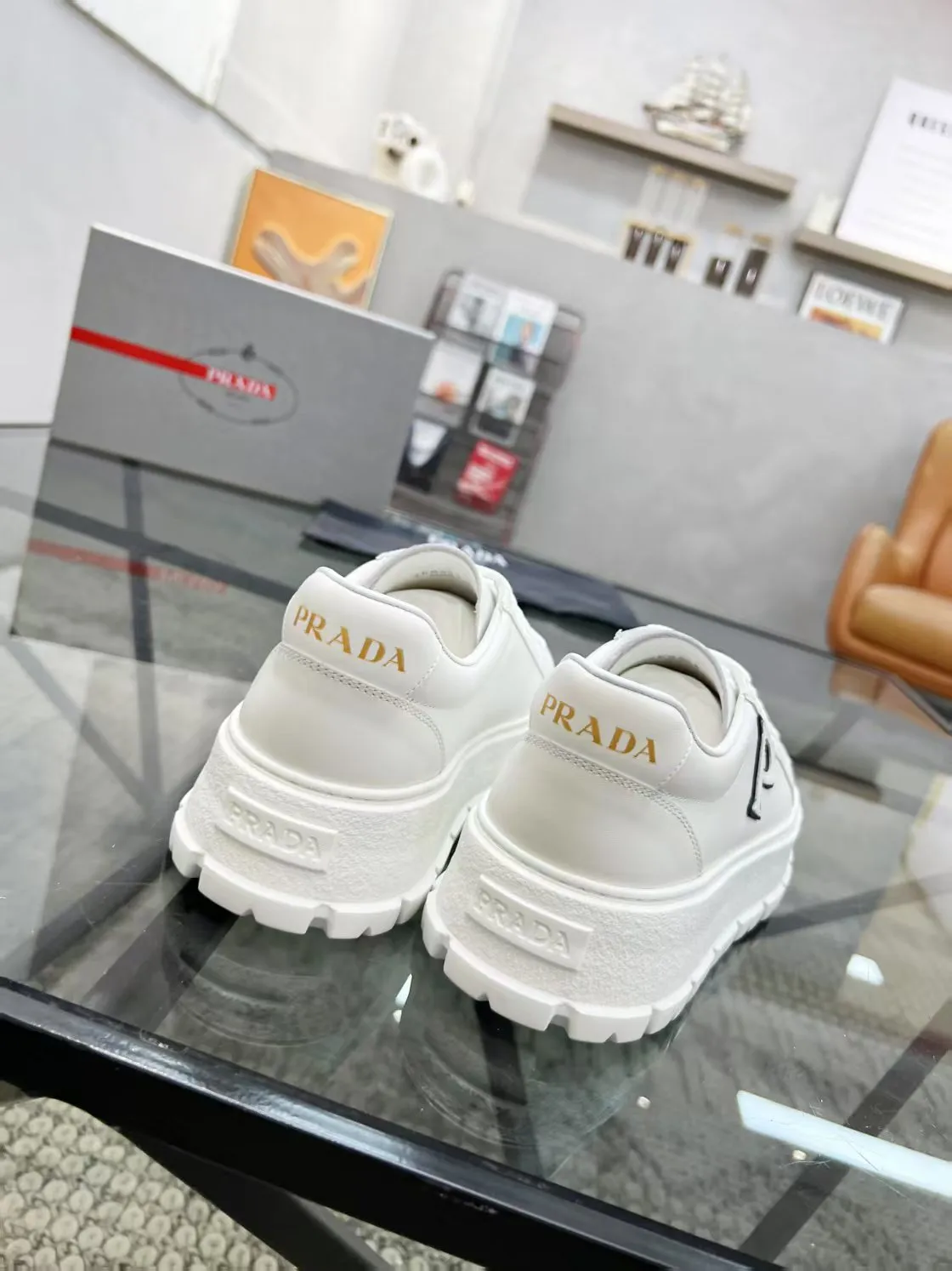 P190元 38-45 Prada 普拉达新款男士真皮运动鞋，市面最高版本 、欢迎任意对比🆚！原版皮料质感极佳，超上档次！意大利进口胎羊网内里，可拆式垫！奢华用料、精细做工，极力推荐入手！