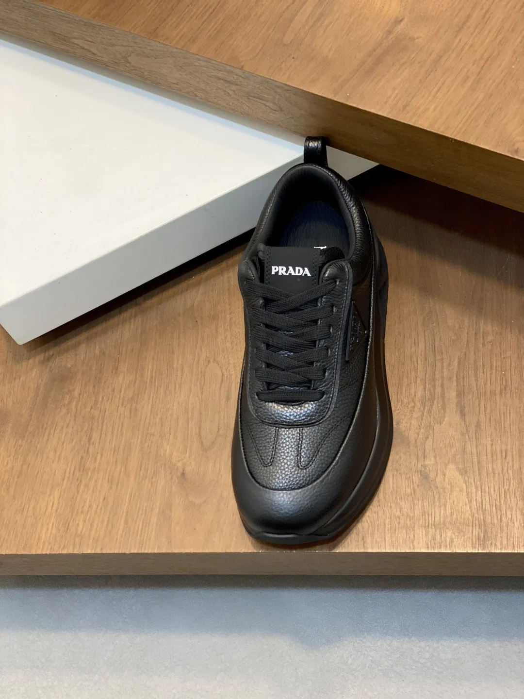 💰390 Prada/普拉达 男士新款皮面拼接运动鞋 这款运动鞋呈现现代版型,以利落线条与流畅细节重新演绎品牌典藏款型。鞋履采用小牛皮革和科技织物打造,外侧饰有三角金属徽标,后跟亮色TPU装饰,内里后跟加长加衬设计,穿着更舒适,鞋舌饰有丝印徽标,搭配后跟镂空橡胶厚底,全牛皮内里标配徽标牛皮垫脚,上脚增高舒适、百搭耐看!配全套原包装! 码数:39-40-41-42-43-44 标准皮鞋尺码(45可定做不支持退换)