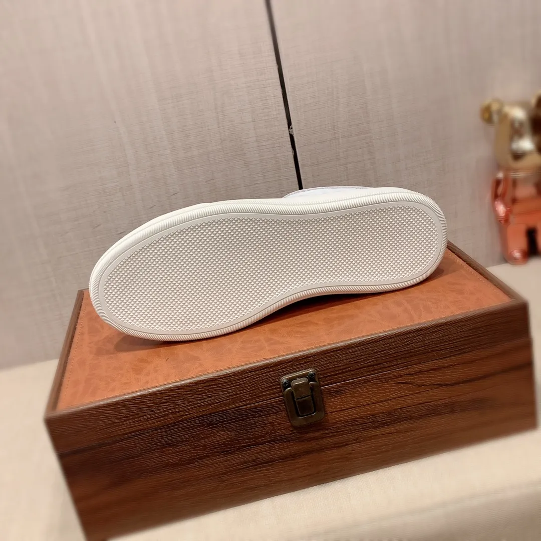 新款🎩🎩[闪电][闪电]工厂价200 《 芬迪FENDI* 》 最新&bull;爆款休闲鞋，顶端品牌[勾引]奢侈～代购，顶级～质量。[强]鞋面選用进口透气牛皮搭配材质➕透气羊皮内里（&bull;）精细做工。原版个性时尚柔软橡膠耐磨防滑大底，上脚轻巧舒适，实物拍摄🎬實物更好看，码数: 38-44。2️⃣色入选