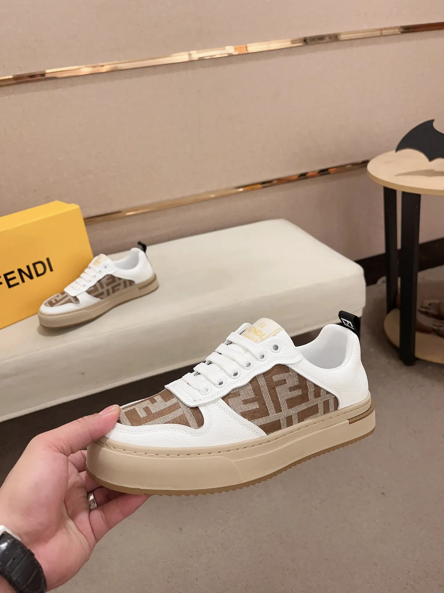 工厂价: 210💰【Fendi】芬迪 男士最新款休闲鞋！专柜同步上市！原版一比一复刻。全进口官网一比一牛皮面料。内里采用头层顶级羊皮，原版原厂特供橡胶大底。引领时尚新概念。配码：38-44。(可定做45不退换)