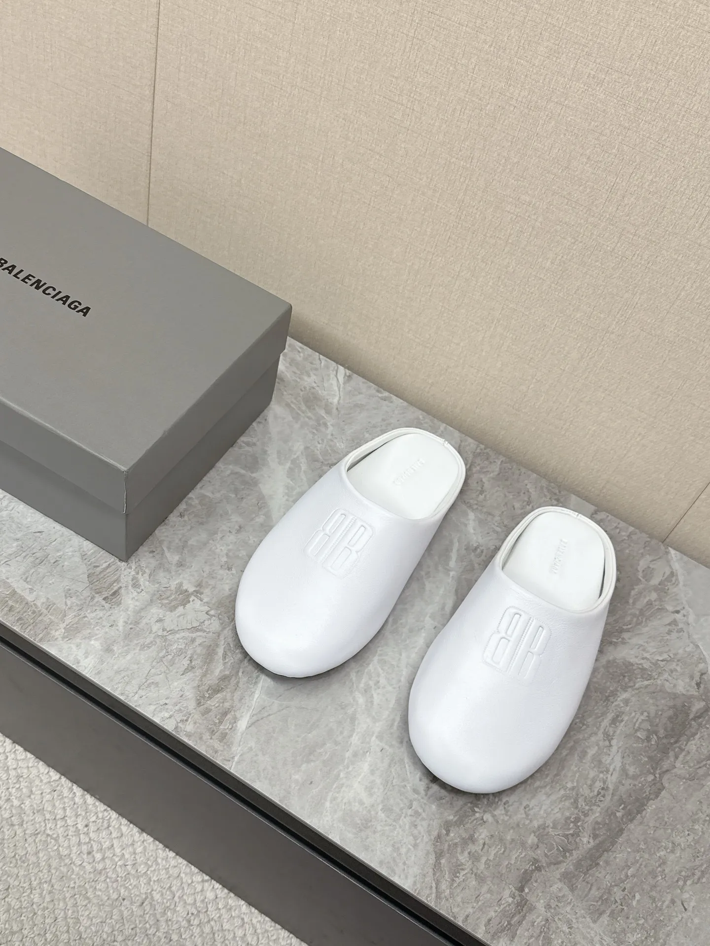 💰220 BALENCIAGA巴黎世家最新走秀款情侣半拖 百位ins博主网红推荐 国外超多明星网红种草 经典永不过时 简约的设计 极具辨识度的logo点缀 B家每次的新品即使在同类相似款式上,设计风格总会抓人眼球有辨识度👀随随便便搭视觉上都是秒杀大众款、上脚舒适非常方便 鞋面进口小牛皮 质地柔软细腻 原版开模防滑大底 size:35-40 男39-44