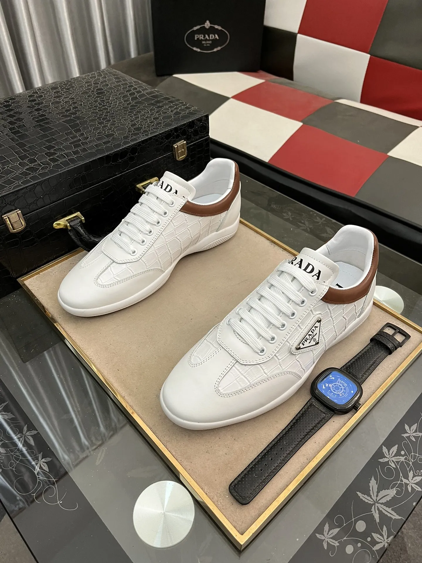 出厂价:220⌚️⌚️Prad*普拉达🆕男士高端精品,简约休闲运动鞋,这款选用皮革和尼龙打造,形成出其不意的纹理对比。特别的同色调工艺打造别致设计,鞋面饰涂珐琅金属三角形徽标,简约精致,辅以灵感源自标志性Symbole图案的元素码数:38-443⃣️色可选