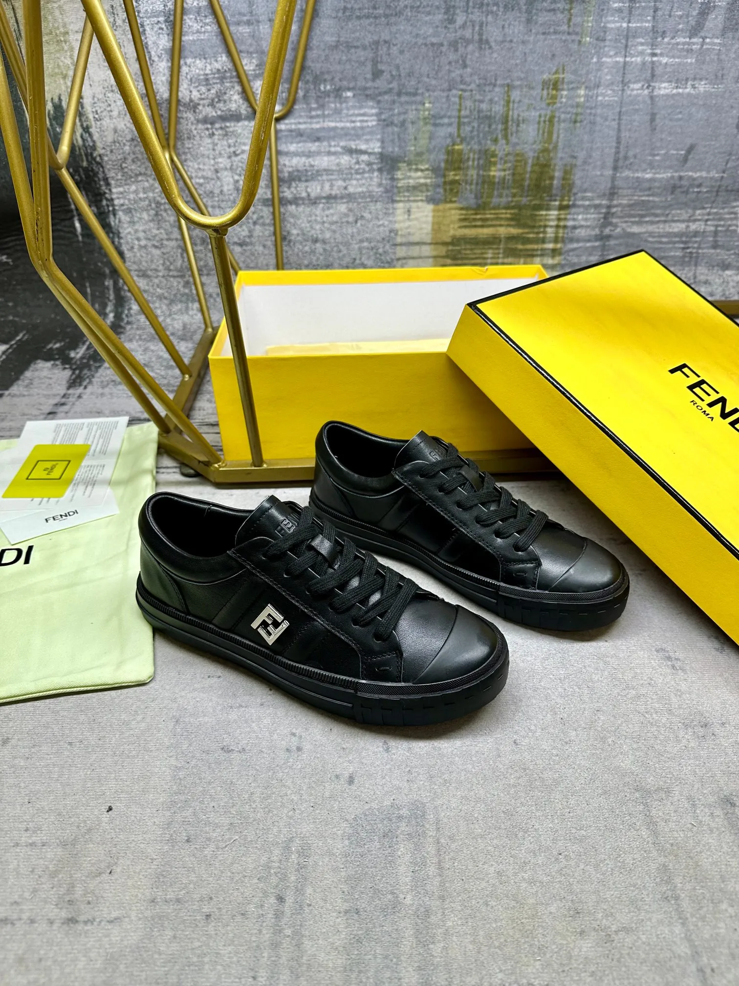 最新火爆款 FENDI Domino系带低帮鞋-全新必备款型！轻松、舒适、时尚且百搭。白色牛皮面料侧面缀以银色饰面金属FF扣件，羊皮内里，原版开模大底鞋头饰有凸纹压花FF图案 ，女码35-41，P220，男码39-45，P230