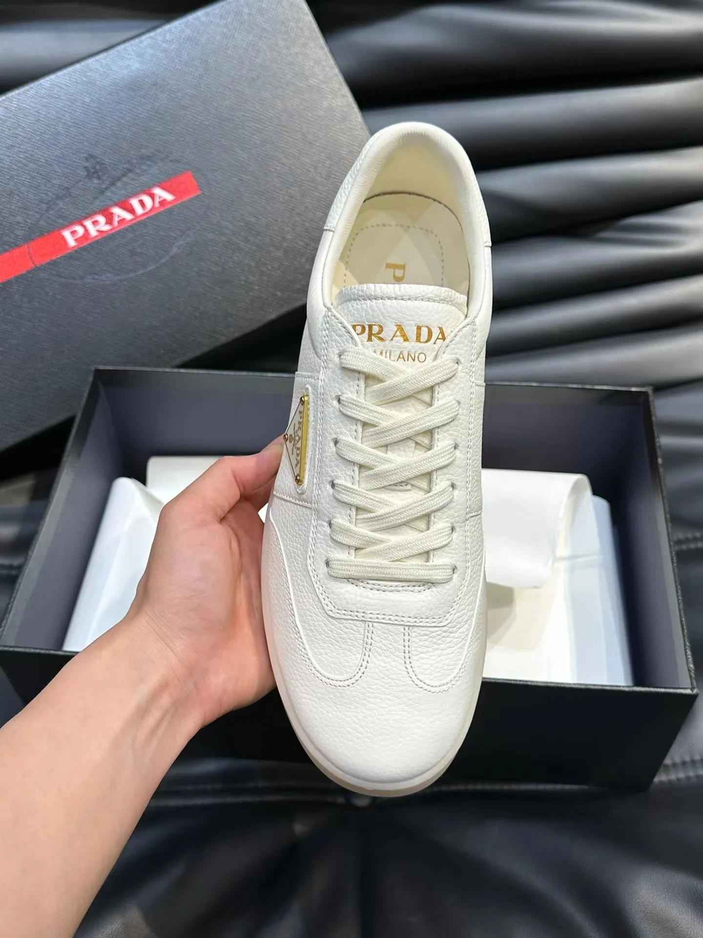 P180元 38-45 Prada 普拉达新款男士真皮运动鞋,市面最高版本 、欢迎任意对比🆚!原版皮料质感极佳,超上档次!意大利进口胎羊网内里,可拆式垫!奢华用料、精细做工,极力推荐入手!