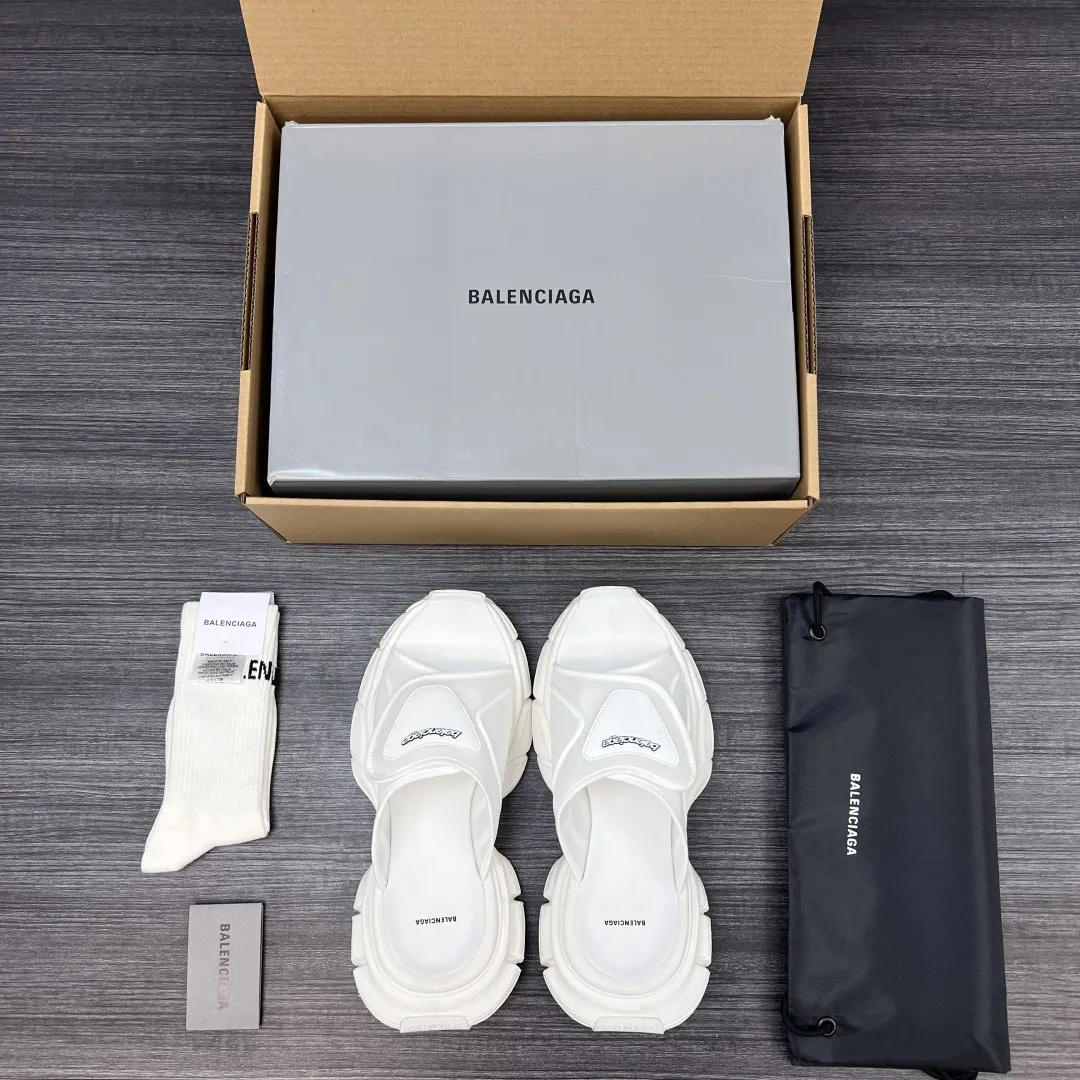 💰400 纯原版本Balenciaga巴黎世家 3XL 厚底套脚一字拖鞋 白色情侣款。 此款魔术贴设计拖鞋 延续 3Xl造型户外轮廓和复杂鞋面结构的同时,增加了透气吸汗的软绵内里材质 大底采用水洗做旧鞋子复古有调值得推荐! 包装:全套原版包装加固飞机盒包装! 码数:35-44码!(偏大一码 穿42拍41)