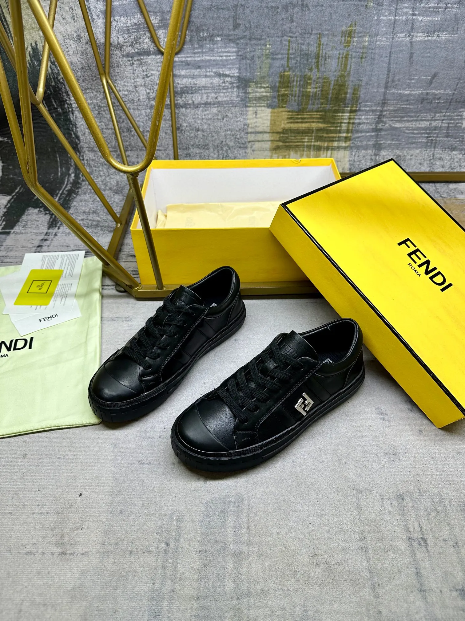 最新火爆款 FENDI Domino系带低帮鞋-全新必备款型!轻松、舒适、时尚且百搭。白色牛皮面料侧面缀以银色饰面金属FF扣件,羊皮内里,原版开模大底鞋头饰有凸纹压花FF图案 ,女码35-41,P220,男码39-45,P230