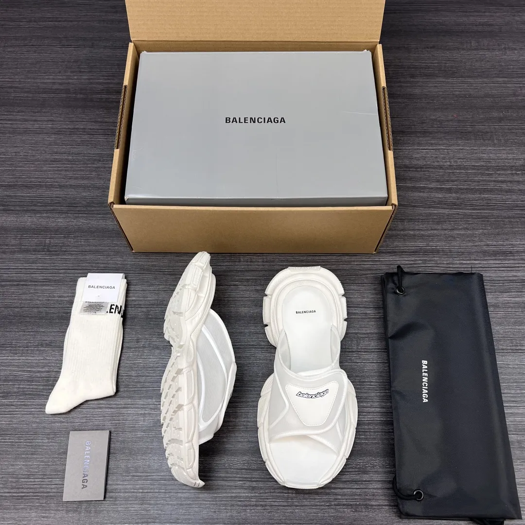 💰400 纯原版本Balenciaga巴黎世家 3XL 厚底套脚一字拖鞋 白色情侣款。 此款魔术贴设计拖鞋 延续 3Xl造型户外轮廓和复杂鞋面结构的同时,增加了透气吸汗的软绵内里材质 大底采用水洗做旧鞋子复古有调值得推荐! 包装:全套原版包装加固飞机盒包装! 码数:35-44码!(偏大一码 穿42拍41)