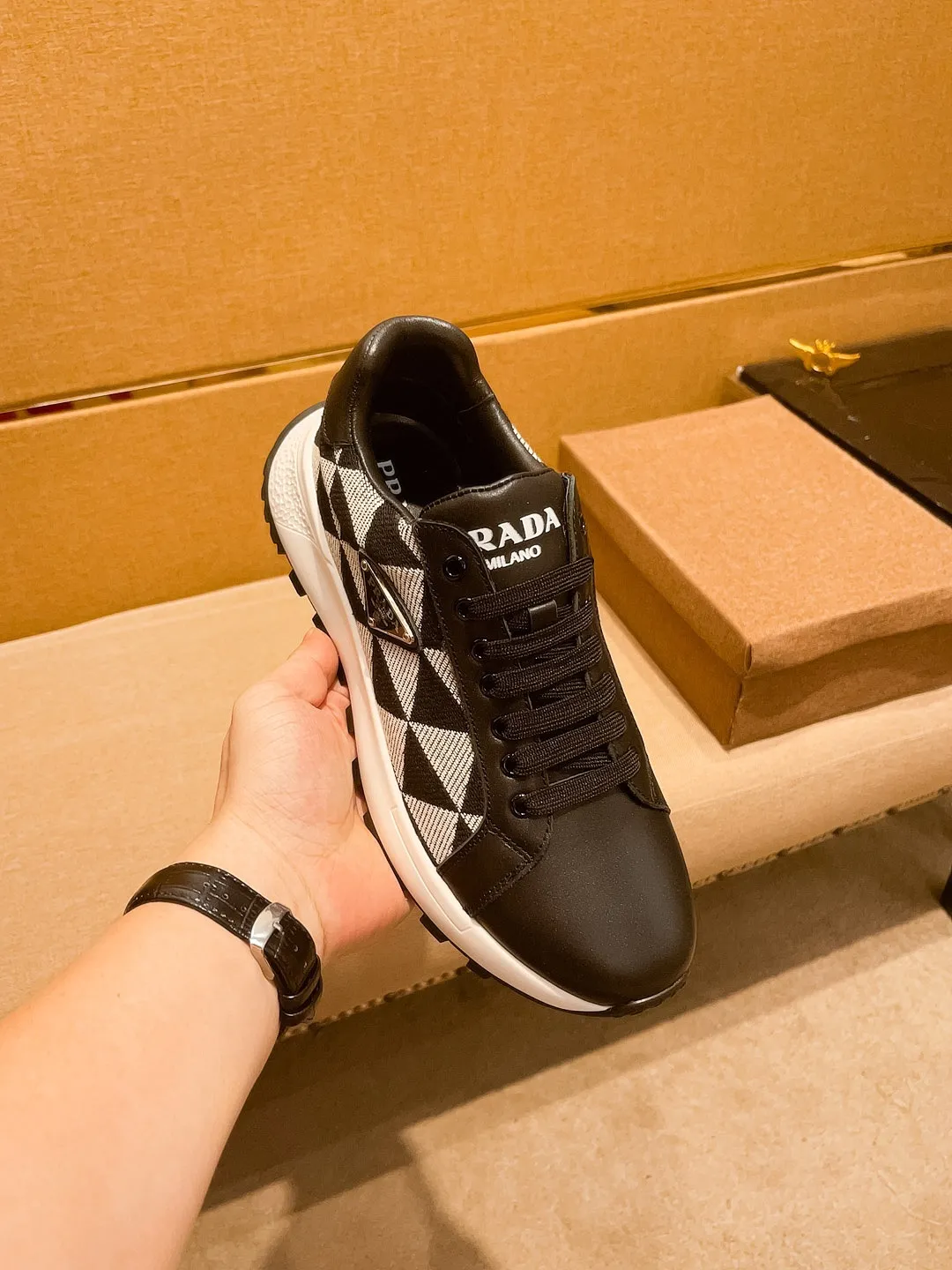 🚘🚘工厂批 230💰【 普拉达 】🔥 男鞋高端品牌 官网1：1最新力作：鞋面采用意大利进口头层牛皮搭配舒适透气内里➕原版防滑耐磨大底制作🔥，让行走更加便捷舒适！独家新款，惊世之作，与官方的质量相比美的1：1复刻[色]！打造时尚个性衬托你的与众不同！潮男必备!经典🔥尺码:38-44 颜色： 🔥 多色可选🔥。