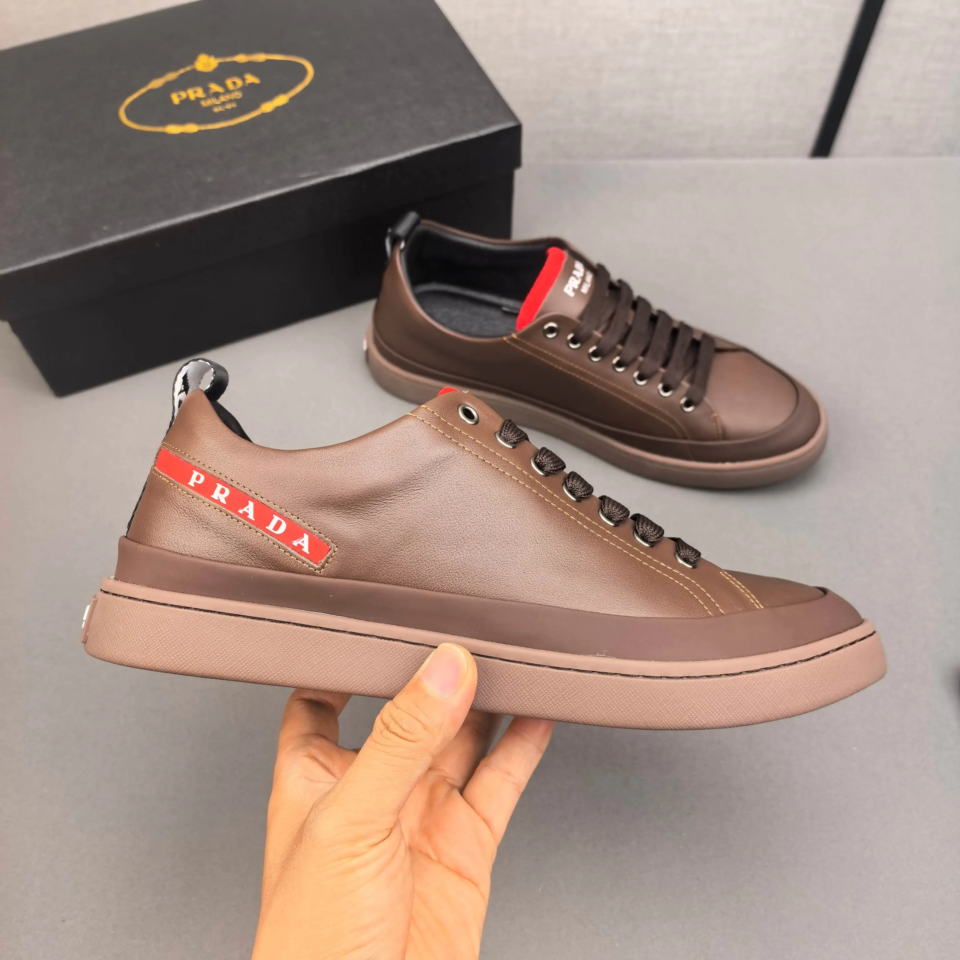 PP220👟👟👟Prada引爆全场!不断创新的国际品牌普拉达 此款男士休闲鞋,原版版本,专柜一比一牛皮材质,皮垫脚➕橡胶防滑大底,透气舒适以质量说话👄38-44