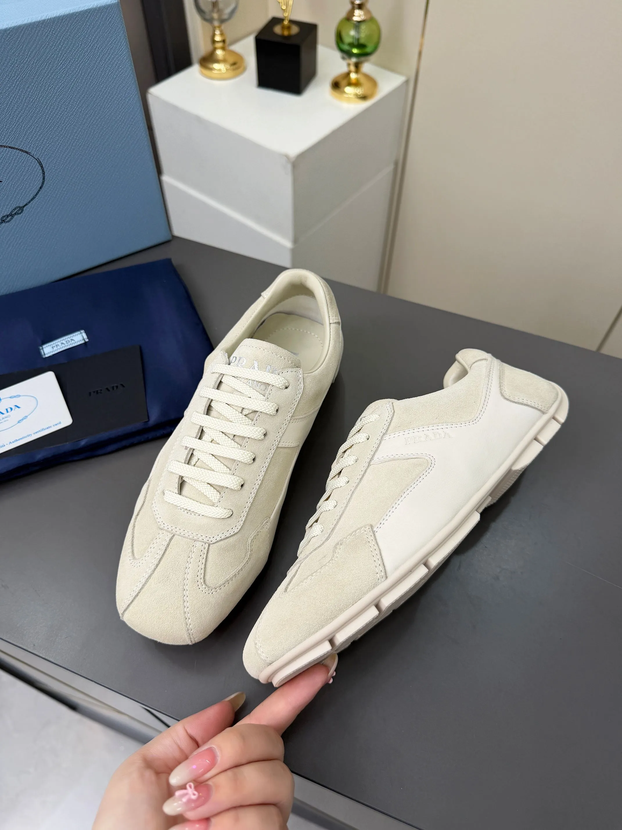 实价不让利P300!普拉达·PRADA🔥2026最新款休闲德训鞋⛳️原版1比1开发,复古时髦前卫的设计,让整双鞋轻便舒适,皮与高丝光牛绒的设计更是简洁大方,搭配古沙滩凉鞋造型,每一个元素都踩在时髦点上🤗 ✦面料:头层牛皮拼接牛京 ✦内里:羊皮内里 ✦大底:原版1:1开双色生胶底 ✦码数:女码 35--40 ✦码数:男码 39--44, ✦码数:可以定做女41 女42 男45