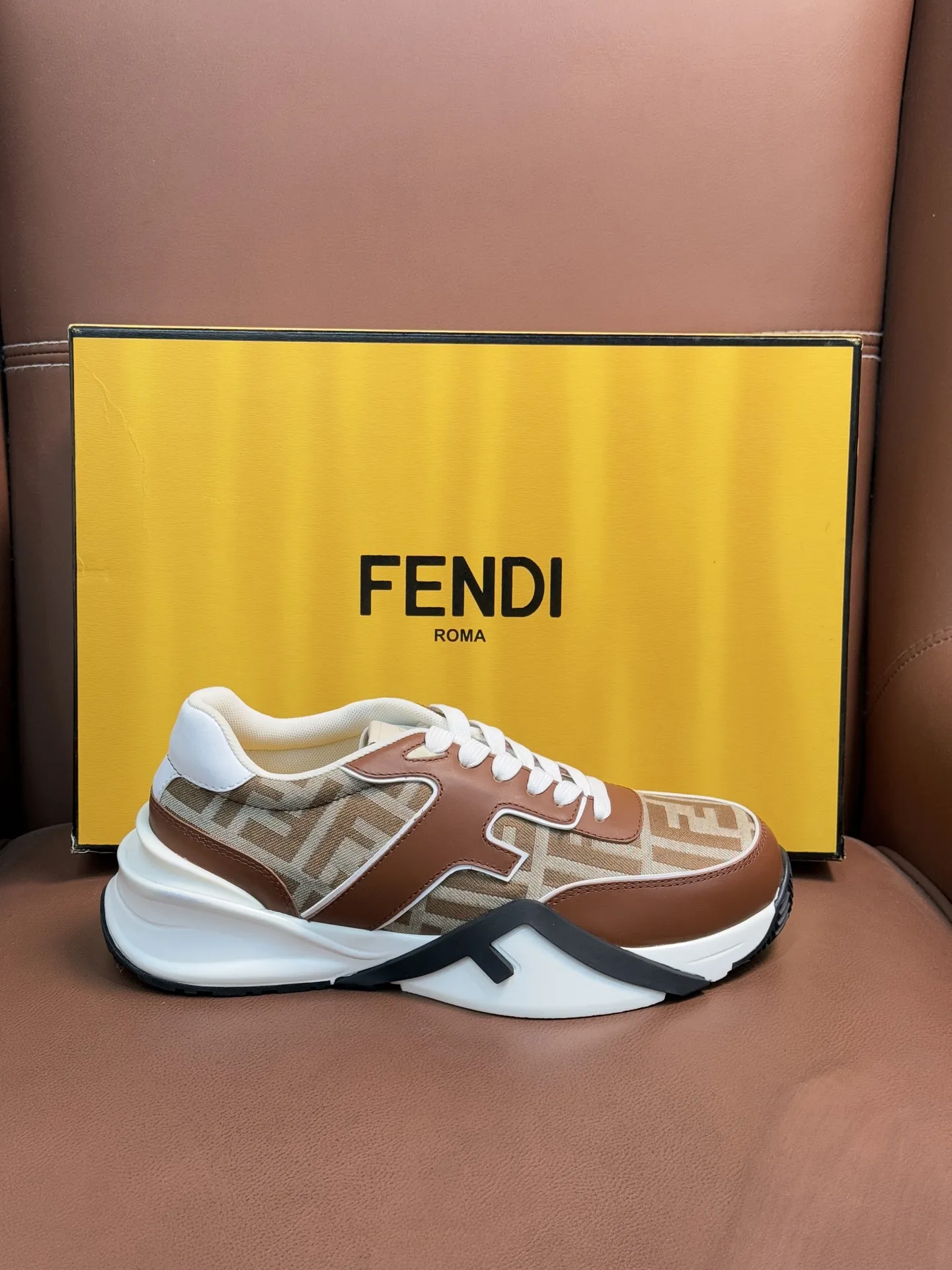 💰410 FEND*&mdash;芬迪 芬家Flow 男士休闲运动鞋，搭配松紧带、侧拉链，刻有F的波纹鞋底。鞋跟饰有凸纹Fendi Flow字样。高科技布料及蓝色和真皮混合材质。装饰Lycra&reg;细节。FF图案鞋舌。超轻耐磨EVA鞋底。 码数：39-44（45.46定做）