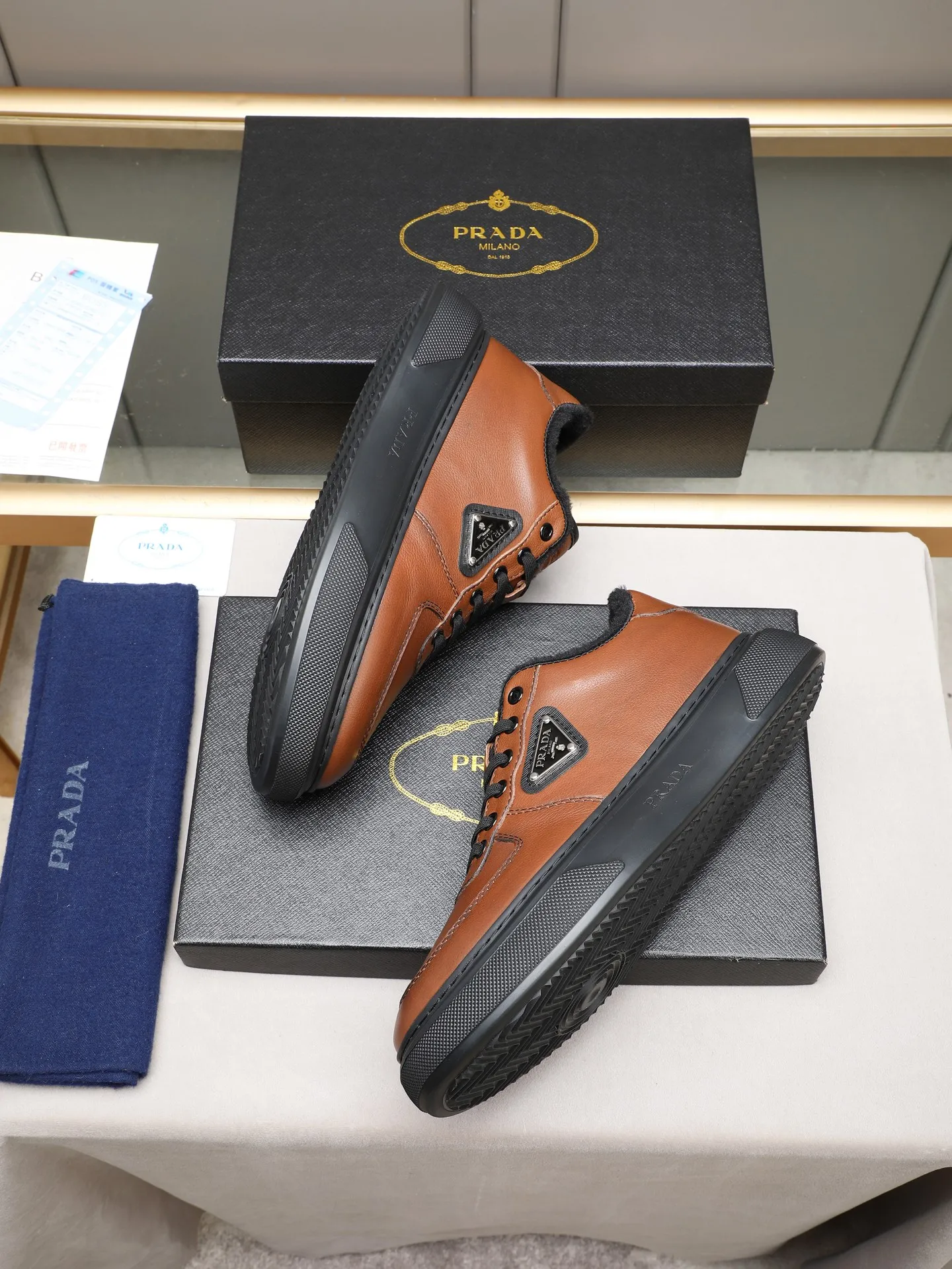 PP240 Prada/普拉达 男士新款休闲鞋，这款鞋面采用进口小牛皮+绒里！外侧饰以P家经典金属三角珐琅徽标，大底采用防滑运动发泡超轻大底，上脚脚感很好，洋气时髦单品！两色选！ Size：38-44（45定做）