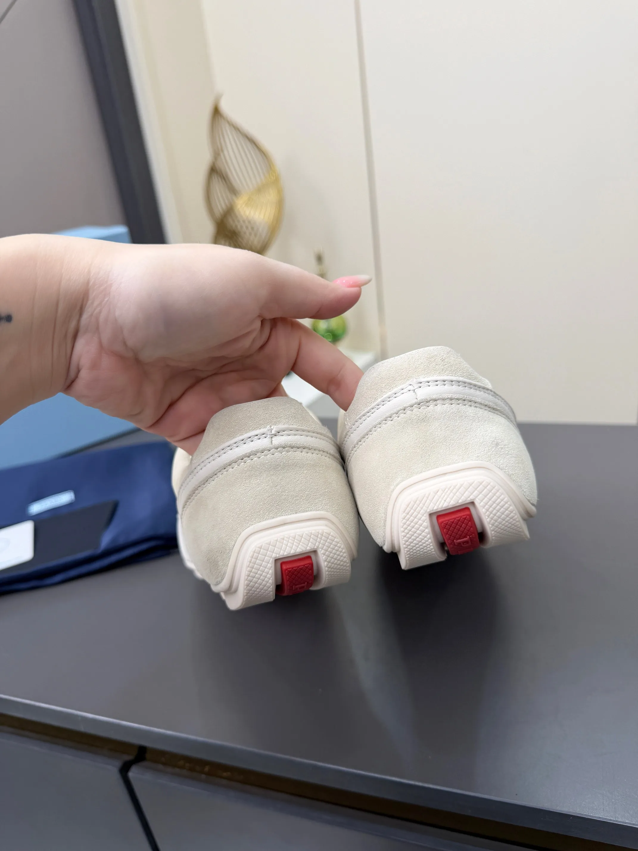 实价不让利P300!普拉达·PRADA🔥2026最新款休闲德训鞋⛳️原版1比1开发,复古时髦前卫的设计,让整双鞋轻便舒适,皮与高丝光牛绒的设计更是简洁大方,搭配古沙滩凉鞋造型,每一个元素都踩在时髦点上🤗 ✦面料:头层牛皮拼接牛京 ✦内里:羊皮内里 ✦大底:原版1:1开双色生胶底 ✦码数:女码 35--40 ✦码数:男码 39--44, ✦码数:可以定做女41 女42 男45