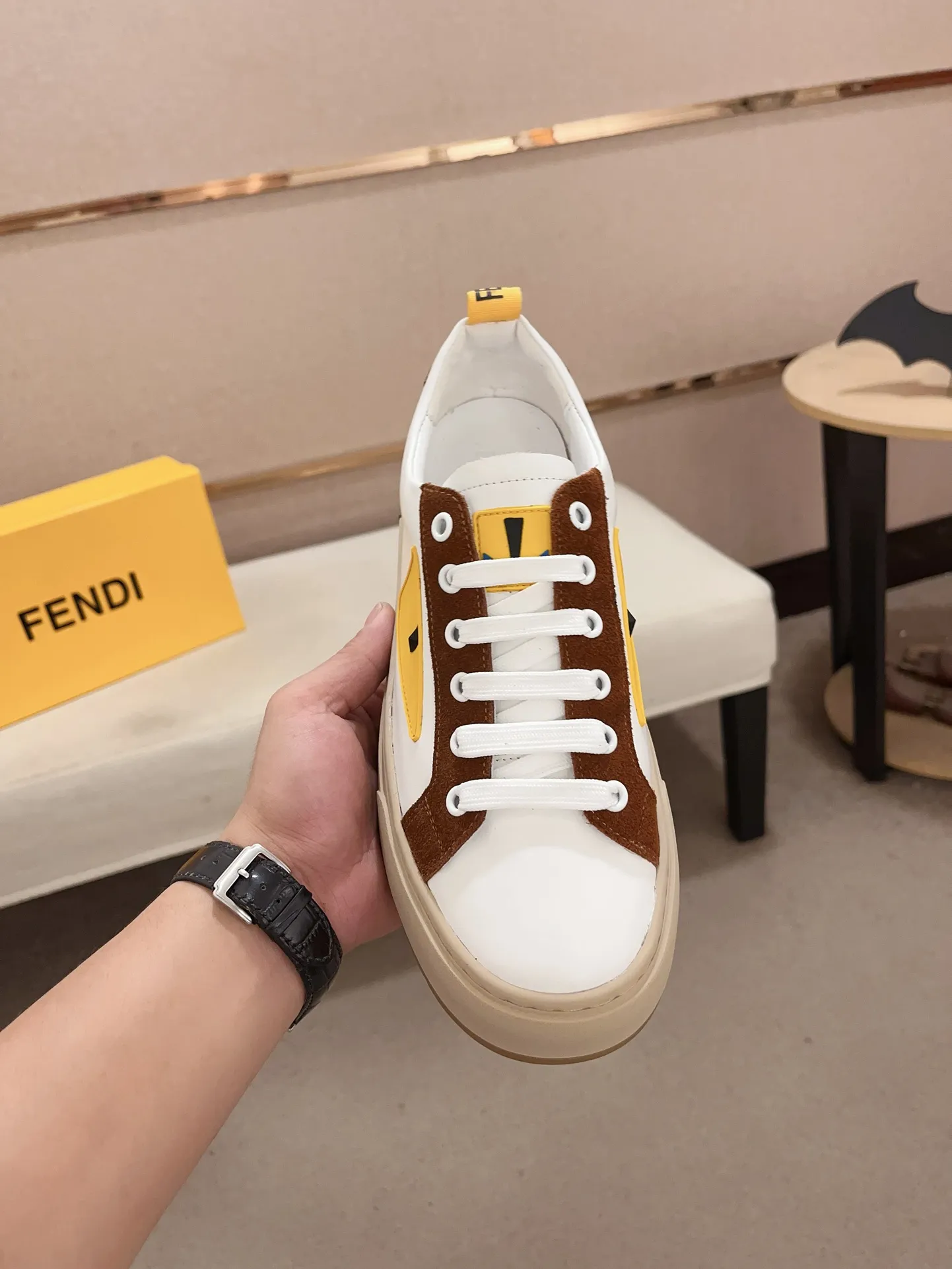 工厂价: 210💰【Fendi】芬迪 男士最新款休闲鞋!专柜同步上市!原版一比一复刻。全进口官网一比一牛皮面料。内里采用头层顶级羊皮,原版原厂特供橡胶大底。引领时尚新概念。配码:38-44。(可定做45不退换)