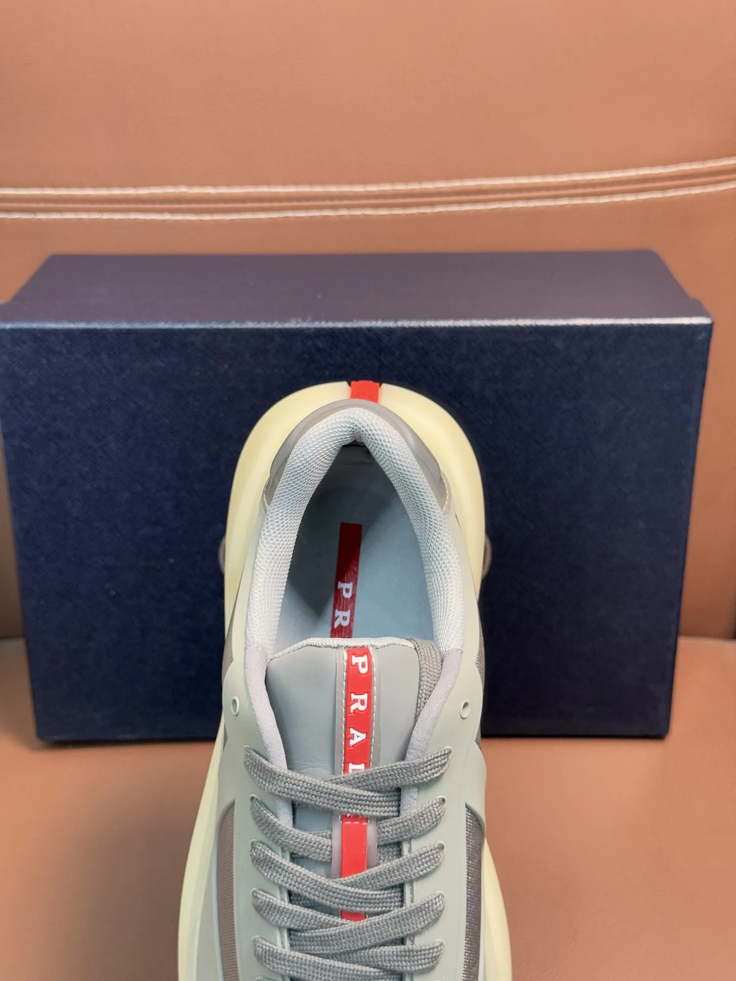 🔥🔥 PRAD* &mdash; 普拉达。美洲杯再生尼龙和Bike皮面运动鞋 这款再生尼龙运动鞋兼具实用性与创新性，富有现代特色，搭配轻便的鞋底，融入极简主义细节设计。鞋面点缀锁温压胶装饰。丝网印花Prad*徽标。尼龙带环鞋带 TPU鞋底，采用超轻质发泡橡胶填充材料。橡胶图案纹路。鞋底高度：40毫米 可拆卸覆织物鞋垫。 码数：39-45。p380